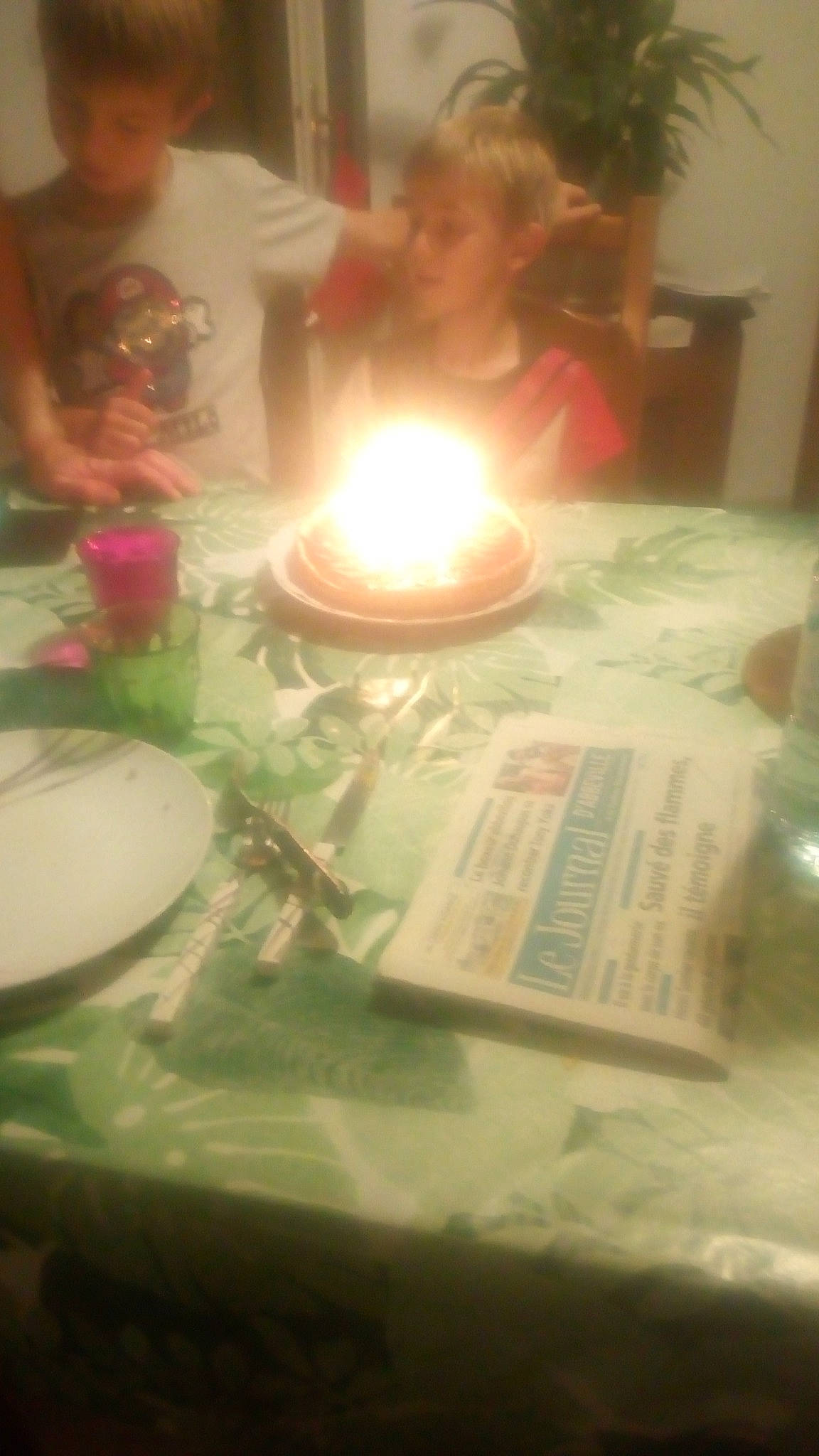 Theo participe au concours pour gagner de l'argent avec cette photo : candle, person, under_exposed