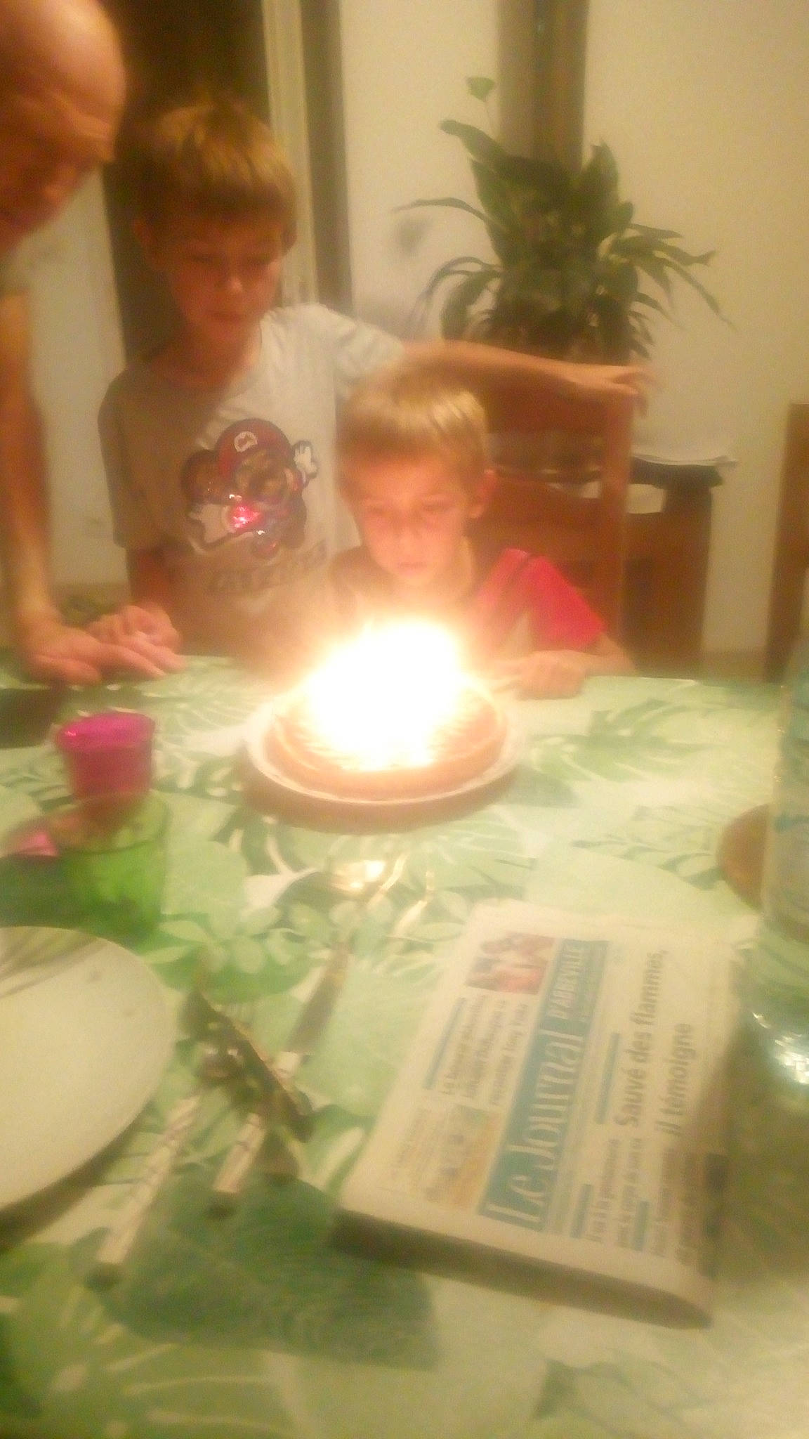 Theo participe au concours pour gagner de l'argent avec cette photo : candle, person