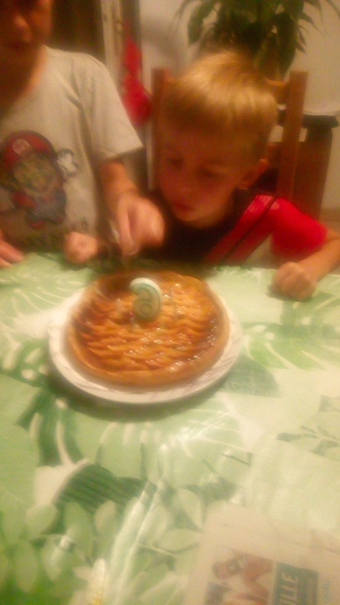 Theo participe au concours pour gagner de l'argent avec cette photo : baking, cuisine, dessert, dish, eating, food, ingredient, meal, person, sweetness, under_exposed