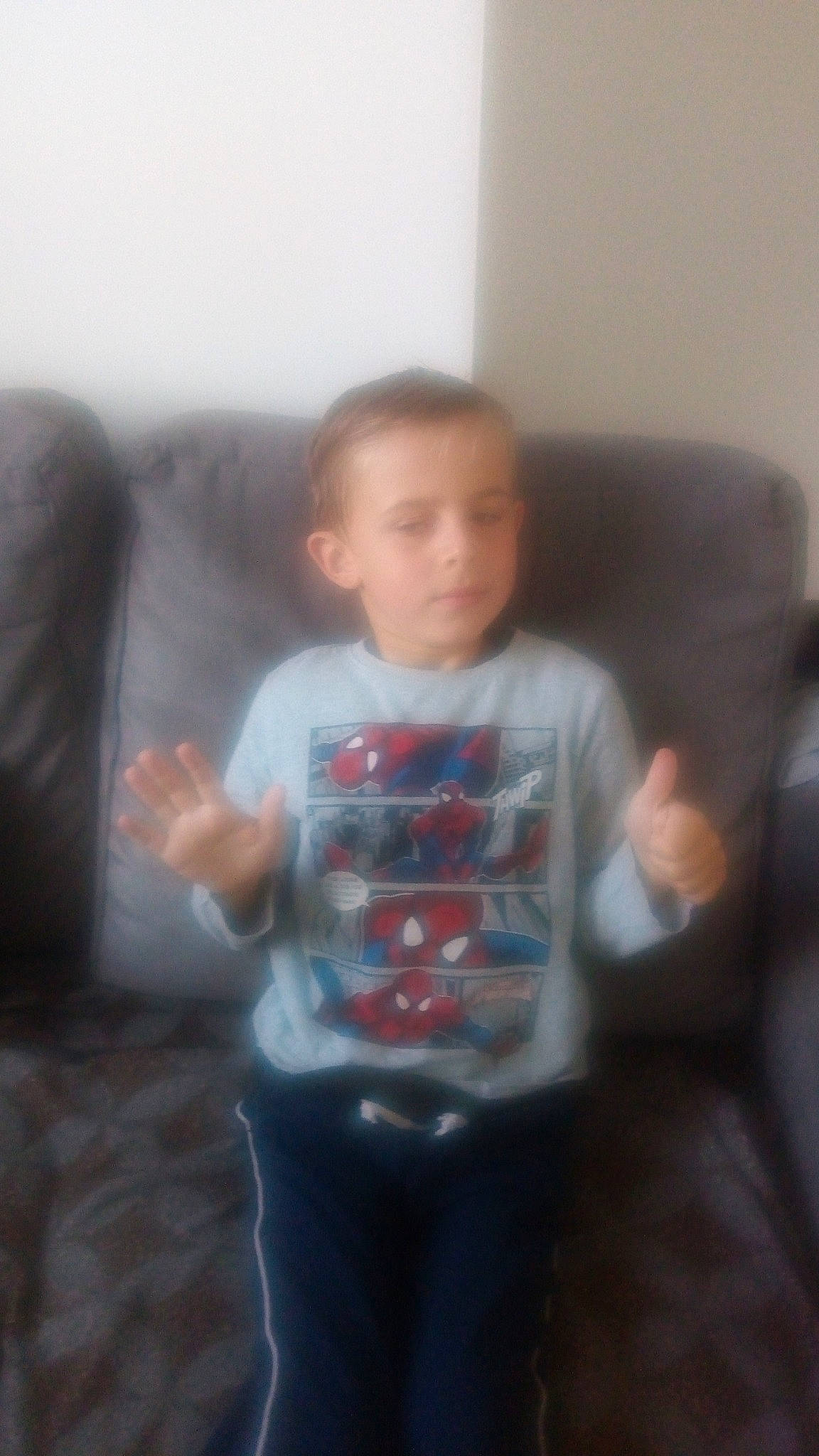 Theo participe au concours pour gagner de l'argent avec cette photo : arm, baby, blurred, chair, cheek, child, electronic_device, face, fun, furniture, head, person, play, sitting, skin, smile, standing, toddler