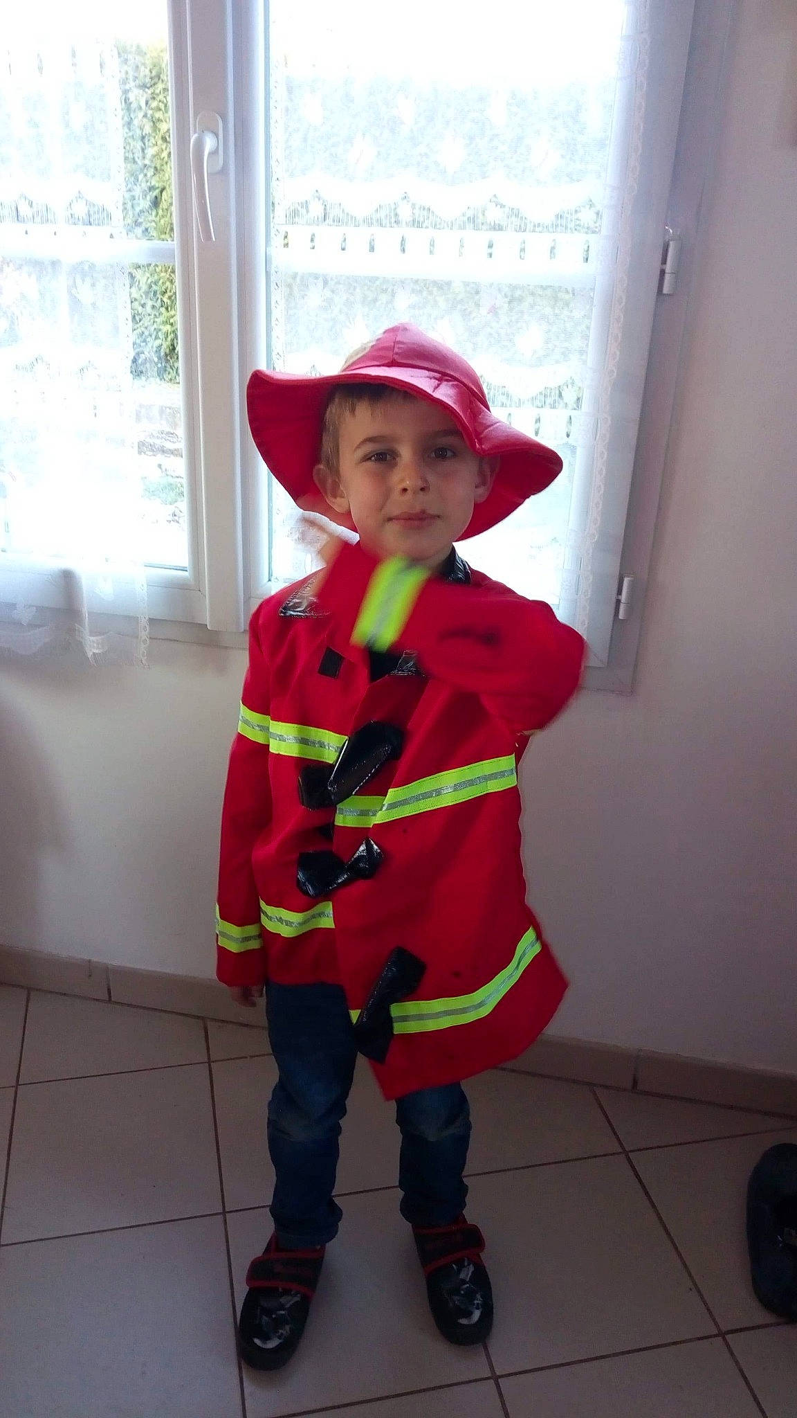 Gabriel participe au concours pour gagner de l'argent avec cette photo : baby_toddler_clothing, boot, carmine, child, cleanliness, costume, costume_hat, fictional_character, floor, flooring, fun, hat, headgear, headwear, high_visibility_clothing, human_body, person, personal_protective_equipment, room, sleeve