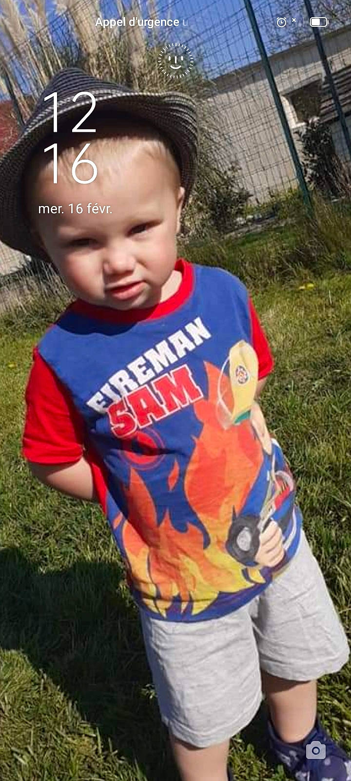 Julien a rejoint le concours — aidez-le/la à gagner de superbes lots ! baby_toddler_clothing, child, cool, electric_blue, eye, fun, garden, grass, happy, headwear, leisure, mouth, nose, person, plant, play, sitting, sleeve, soil, t_shirt