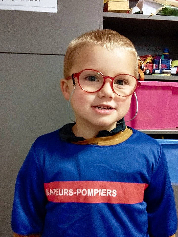 Julien participe au concours pour gagner de l'argent avec cette photo : active_shirt, bookcase, child, chin, electric_blue, event, eyewear, forehead, fun, glasses, happy, person, personal_protective_equipment, recreation, room, shelf, sleeve, smile, t_shirt, toddler