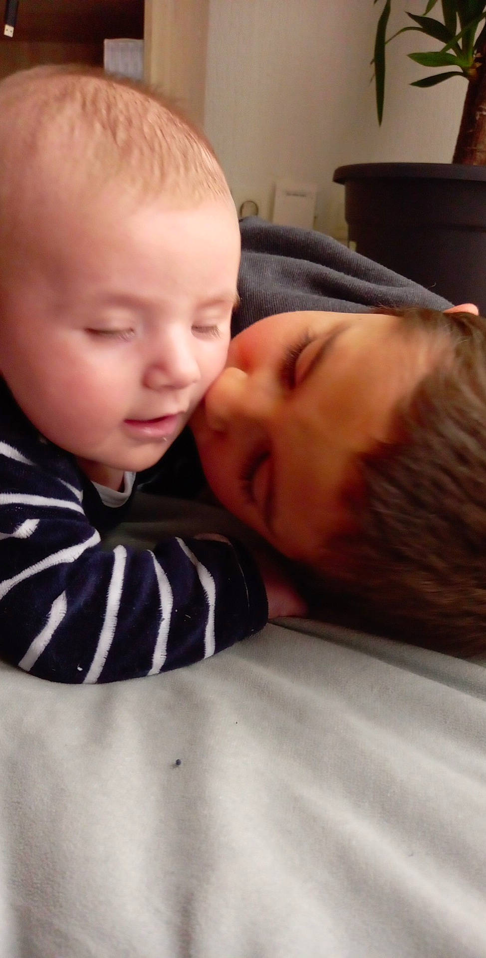 Benjamin a rejoint le concours — aidez-le/la à gagner de superbes lots ! cheek, chin, comfort, cool, ear, eyebrow, eyelash, finger, forehead, gesture, hairstyle, happy, iris, lip, mouth, neck, nose, person, shoulder, skin