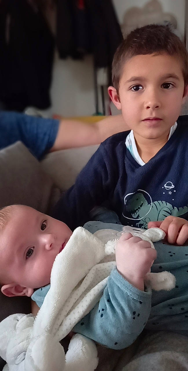 Benjamin participe au concours pour gagner de l'argent avec cette photo : abdomen, arm, cheek, child, comfort, eye, finger, flash_photography, foot, hairstyle, hand, happy, head, mouth, person, sitting, skin, toddler, tree, vertebrate