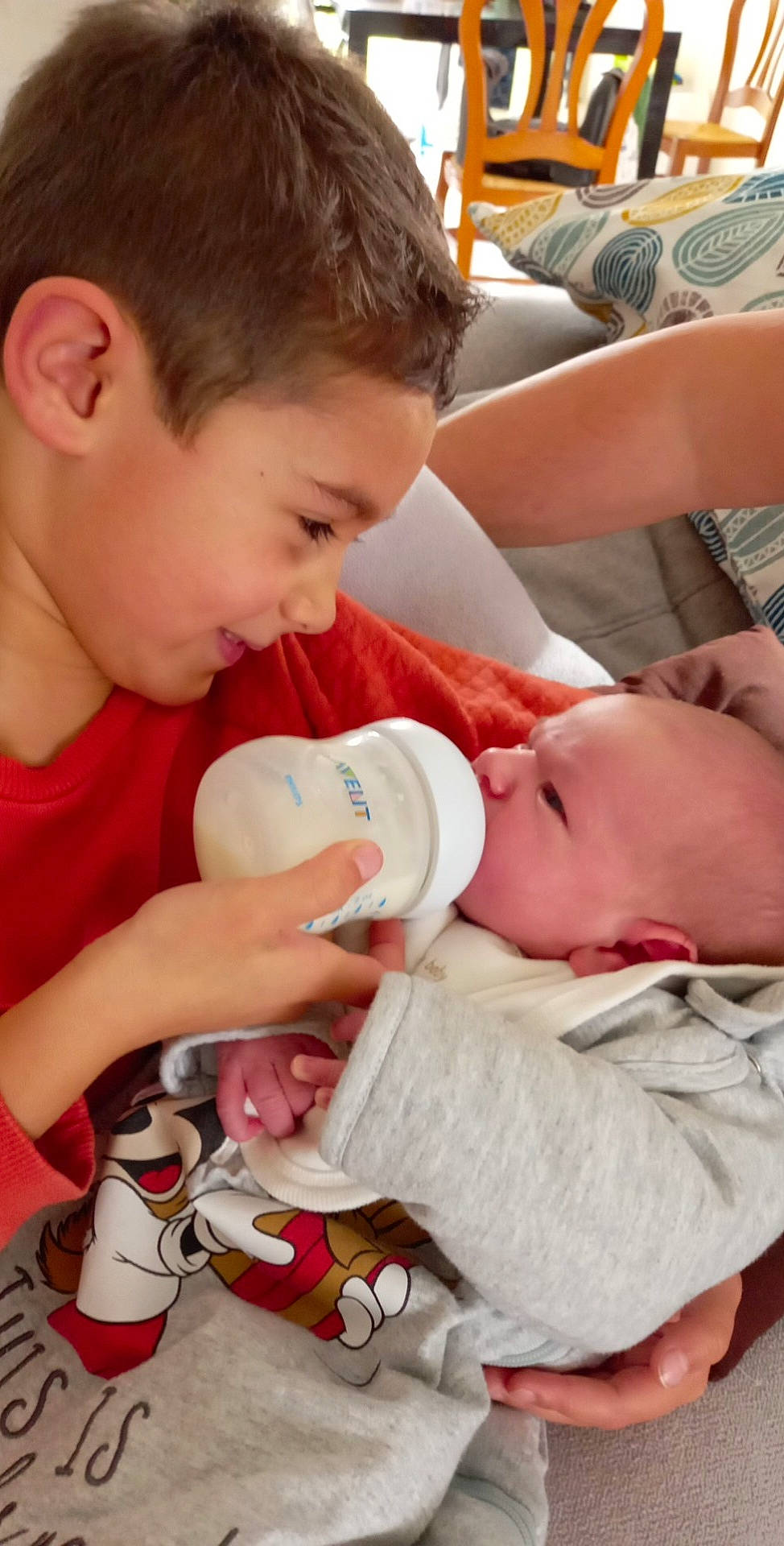 Benjamin a rejoint le concours — aidez-le/la à gagner de superbes lots ! baby, baby_bottle, baby_products, baby_toddler_clothing, cheek, child, comfort, drinking, drinkware, facial_expression, finger, hand, happy, human, mouth, nail, nose, person, product, skin