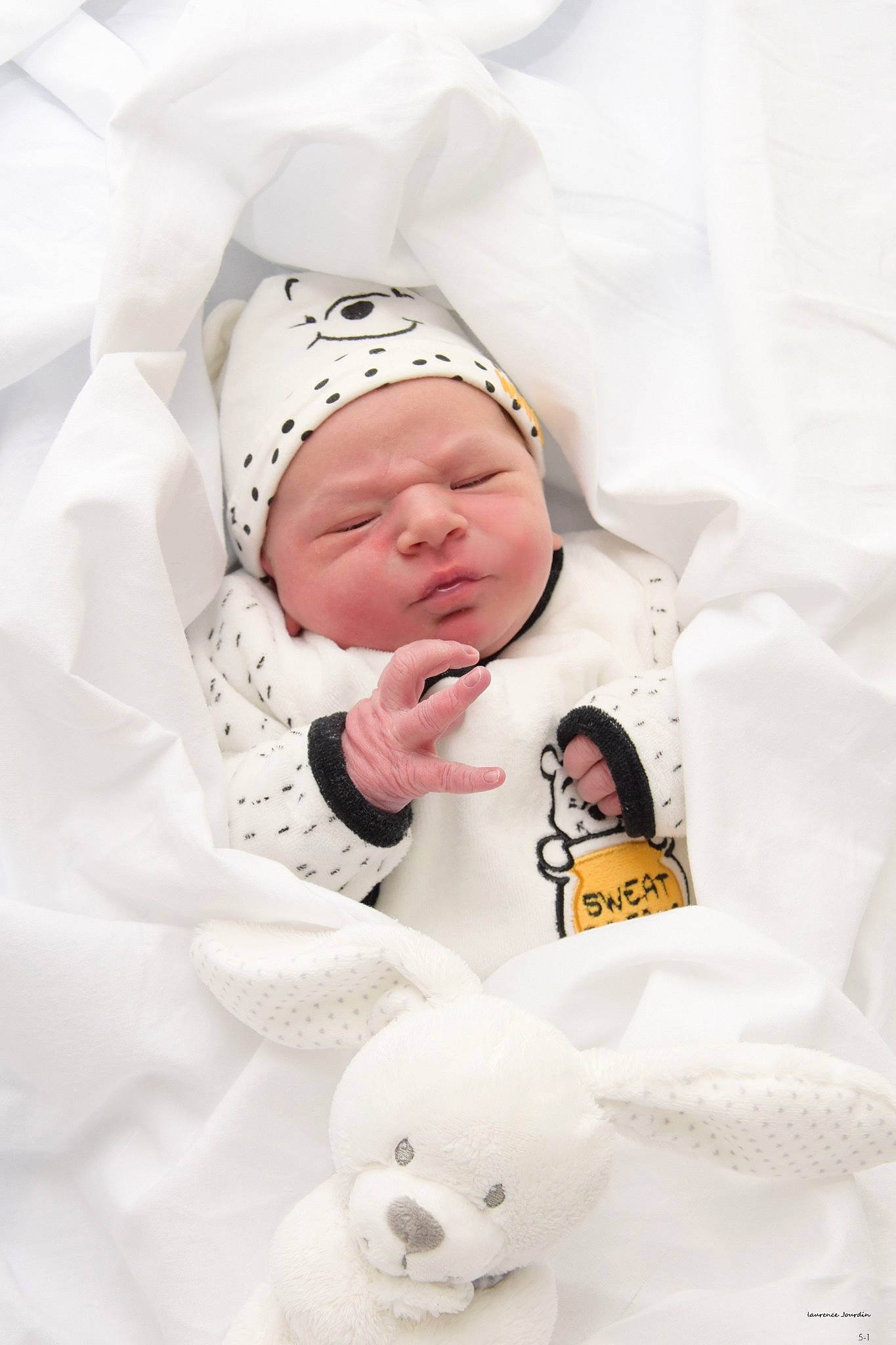 Gabriel a rejoint le concours — aidez-le/la à gagner de superbes lots ! baby, baby_products, baby_sleeping, baby_toddler_clothing, bedtime, child, comfort, event, font, happy, headwear, linens, peach, person, product, room, skin, sleeve, toddler, white