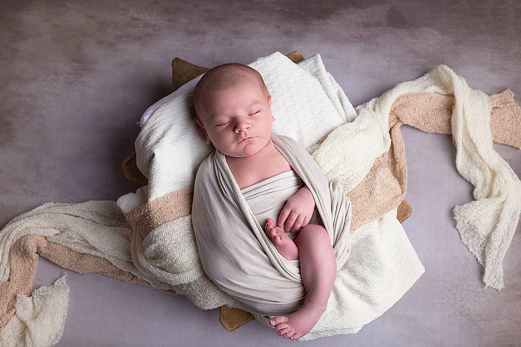 Gabriel participe au concours pour gagner de l'argent avec cette photo : baby, baby_products, baby_sleeping, barefoot, bed_sheet, bedding, bedtime, child, comfort, foot, fur, gesture, grey, illustration, linens, nap, person, sitting, sleep, throw_pillow