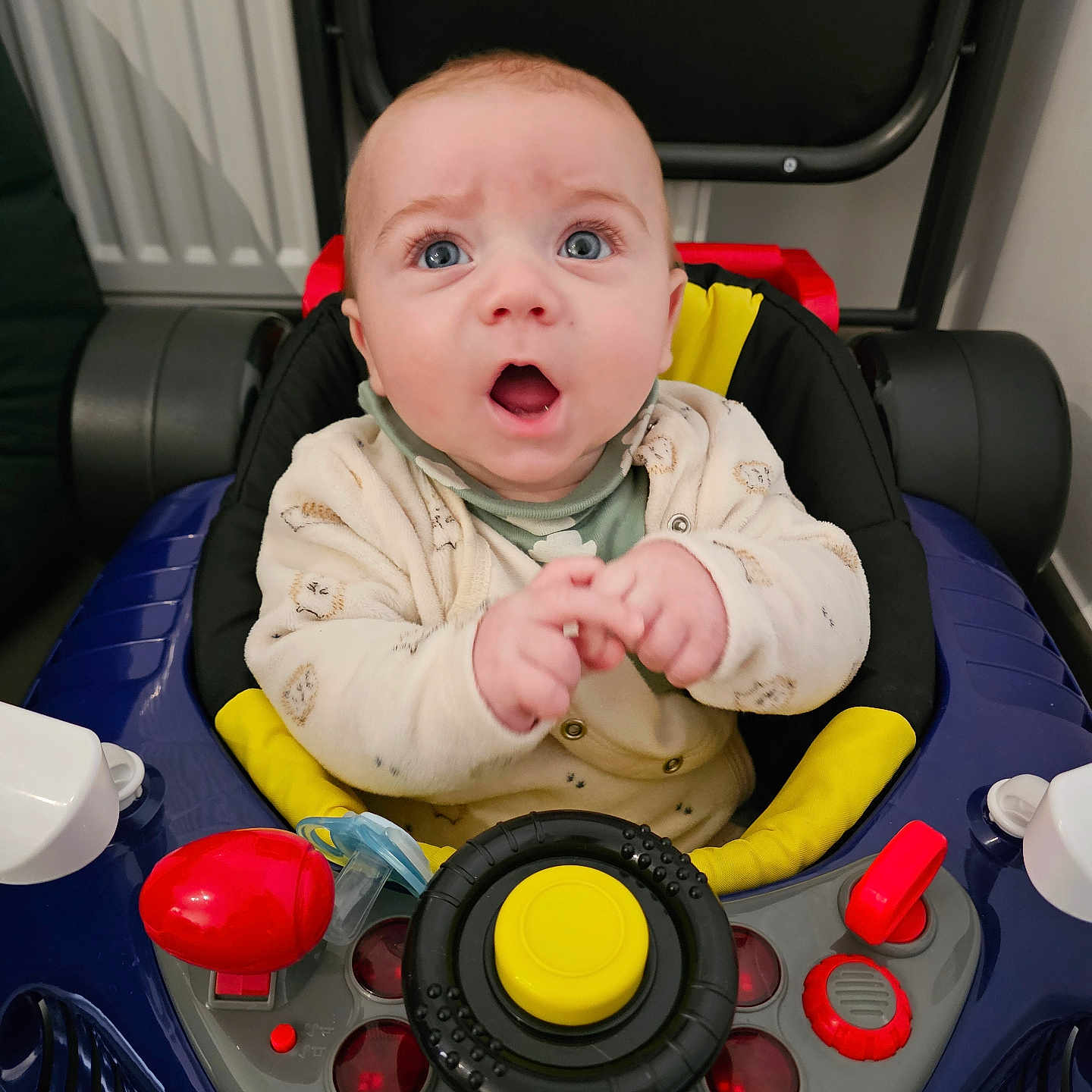 Handreo participe au concours pour gagner de l'argent avec cette photo : baby, blue, child, clothing, curtain, expression, face, furniture, hands, home, indoor, infant, person, plastic, play, red, seat, toy, walker, yellow