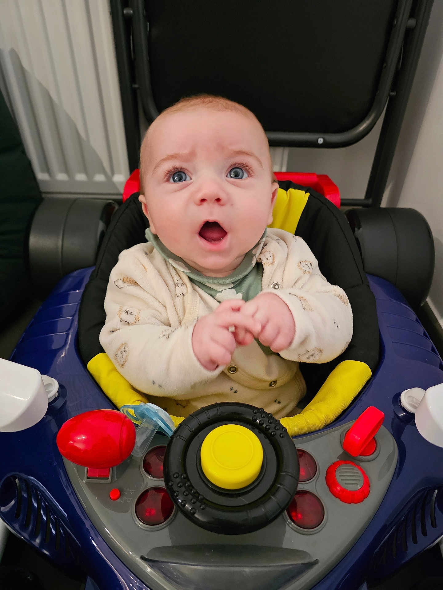 Handreo participe au concours pour gagner de l'argent avec cette photo : baby, infant, walker, toy, blue, yellow, red, clothing, indoor, face, expression, hands, seat, child, person, plastic, play, furniture, home, curtain
