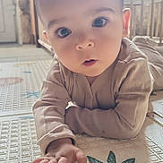 Malo participe au concours pour gagner de l'argent avec cette photo : baby, child, infant, play_mat, hand, face, eyes, curious, indoors, home, floor, pattern, clothing, long_sleeve, crawling, young, human, cute, expression, soft_light