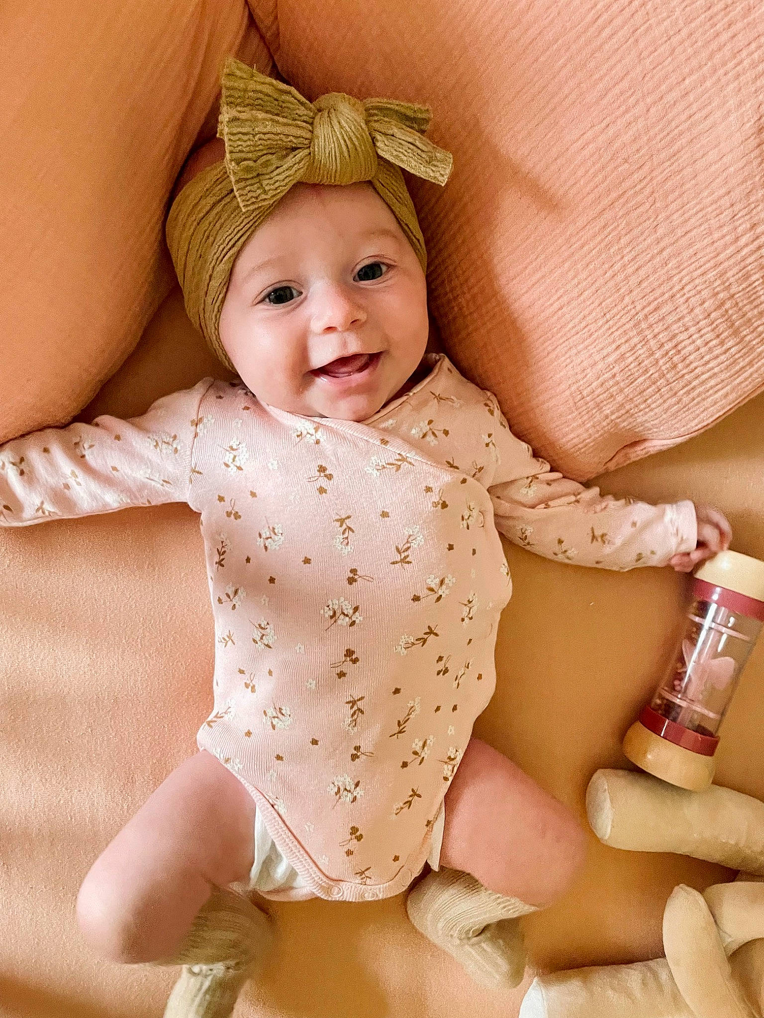 Salomé participe au concours pour gagner de l'argent avec cette photo : baby, baby_toddler_clothing, cap, child, comfort, facial_expression, fashion_accessory, finger, happy, headwear, human_leg, knee, nail, pattern, person, pink, skin, sleeve, smile, thigh