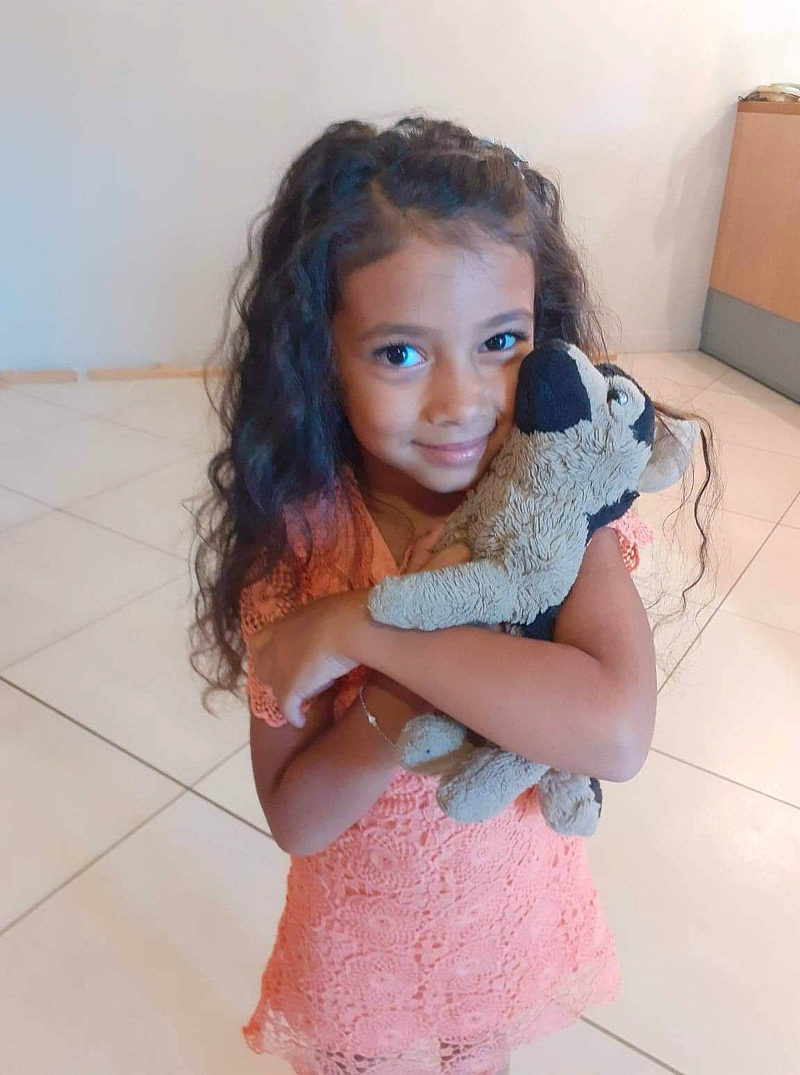 Lyna a rejoint le concours — aidez-le/la à gagner de superbes lots ! arm, beauty, brown_hair, cheek, child, dress, eye, face, hair, hand, head, iris, joint, joy, lip, long_hair, neck, person, pink, shoulder