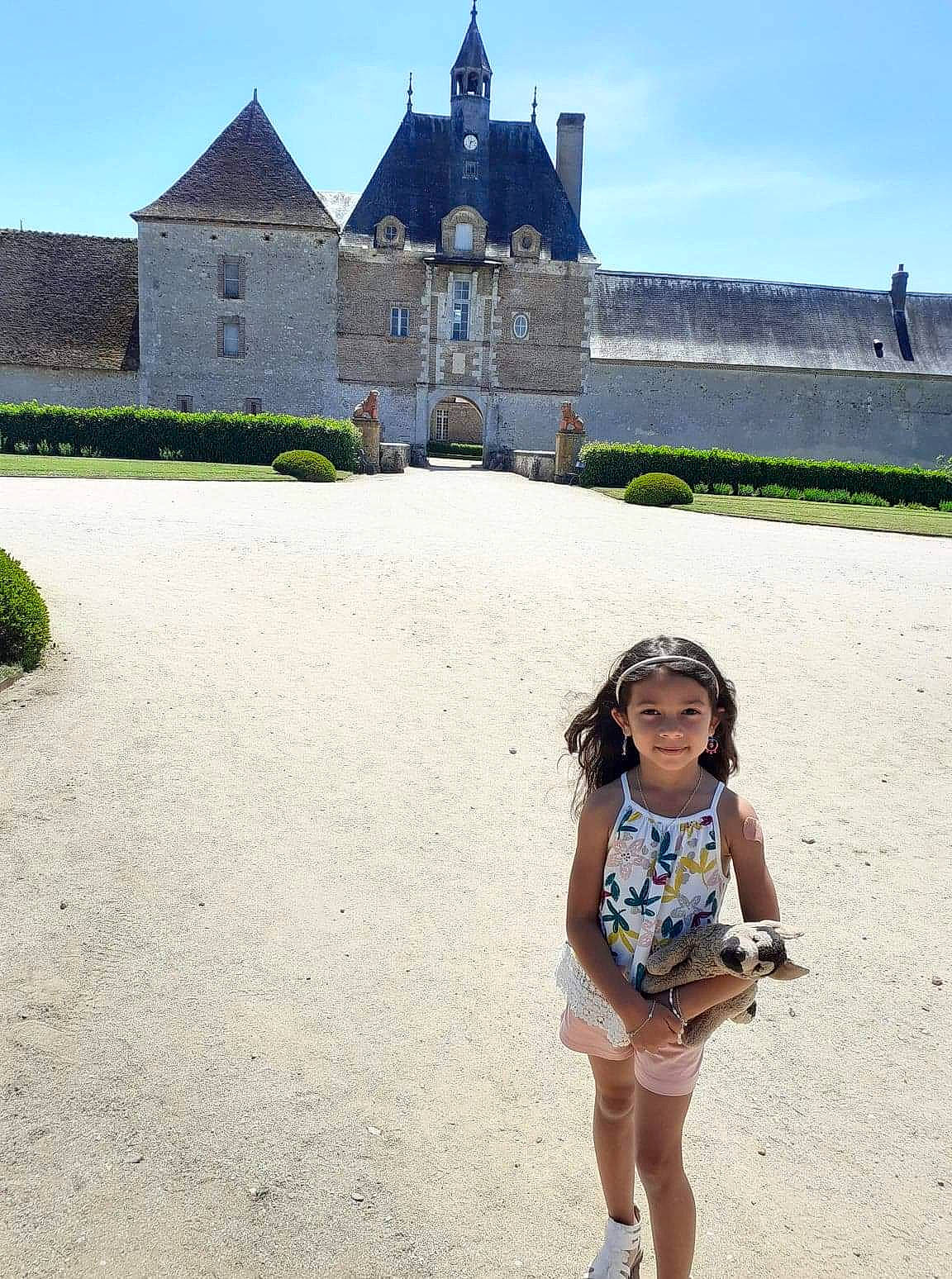 Lyna participe au concours pour gagner de l'argent avec cette photo : architecture, building, castle, chateau, child, church, city, grass, headwear, house, joy, leisure, person, summer, tourism, travel, vacation