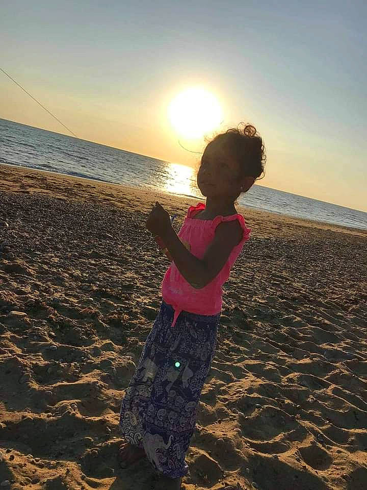 Lyna participe au concours pour gagner de l'argent avec cette photo : beach, child, coast, fun, happy, horizon, ocean, people_in_nature, person, play, sand, sea, shadow, shore, sky, summer, sunlight, sunset, toddler, under_exposed