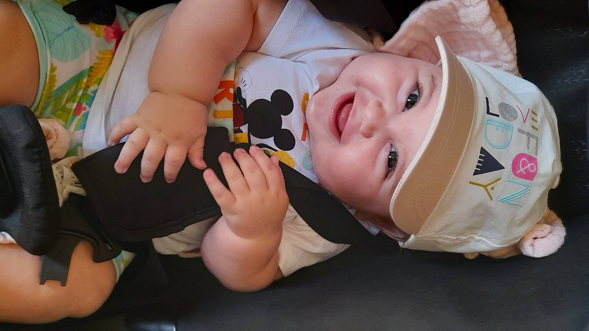 Diane participe au concours pour gagner de l'argent avec cette photo : arm, baby, baby_toddler_clothing, cheek, comfort, elbow, eyelash, finger, fun, gesture, hand, happy, headwear, human_leg, mouth, nail, person, skin, thigh, thumb