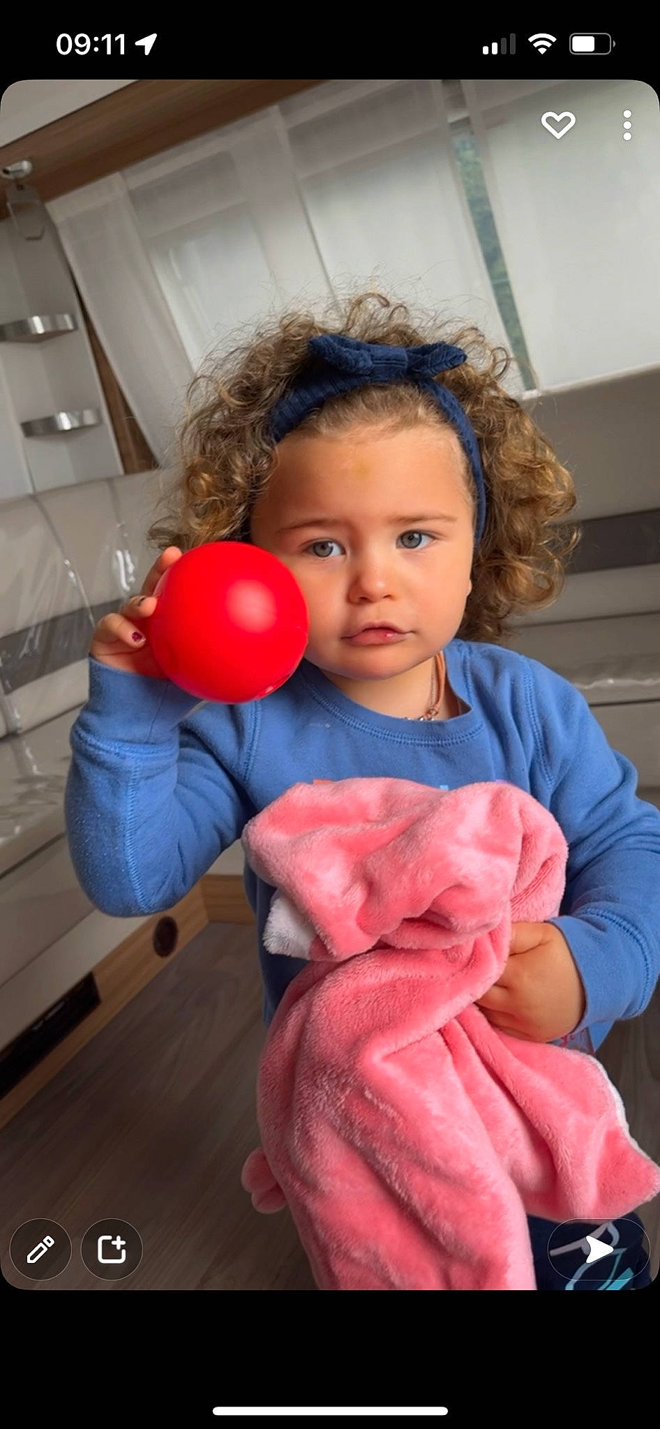 Alba participe au concours pour gagner de l'argent avec cette photo : chin, dress, eye, face, food, hair, hairstyle, hand, happy, head, human_body, iris, lip, mouth, nose, orange, person, plant, shoulder, skin