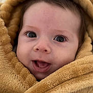 Audrick a rejoint le concours — aidez-le/la à gagner de superbes lots ! baby, infant, blanket, hood, towel, face, eyes, smile, portrait, close_up, soft_texture, wrapping, cozy, cute, skin, eyelashes, mouth, cheeks, warmth, swaddle
