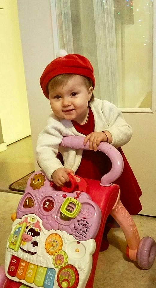 Annabelle a rejoint le concours — aidez-le/la à gagner de superbes lots ! baby, baby_laughing, baby_playing_with_toys, baby_products, baby_toddler_clothing, baby_toys, bonnet, cap, child, curtain, human_body, joy, nose, person, plastic, play, riding_toy, sitting, sock, toddler