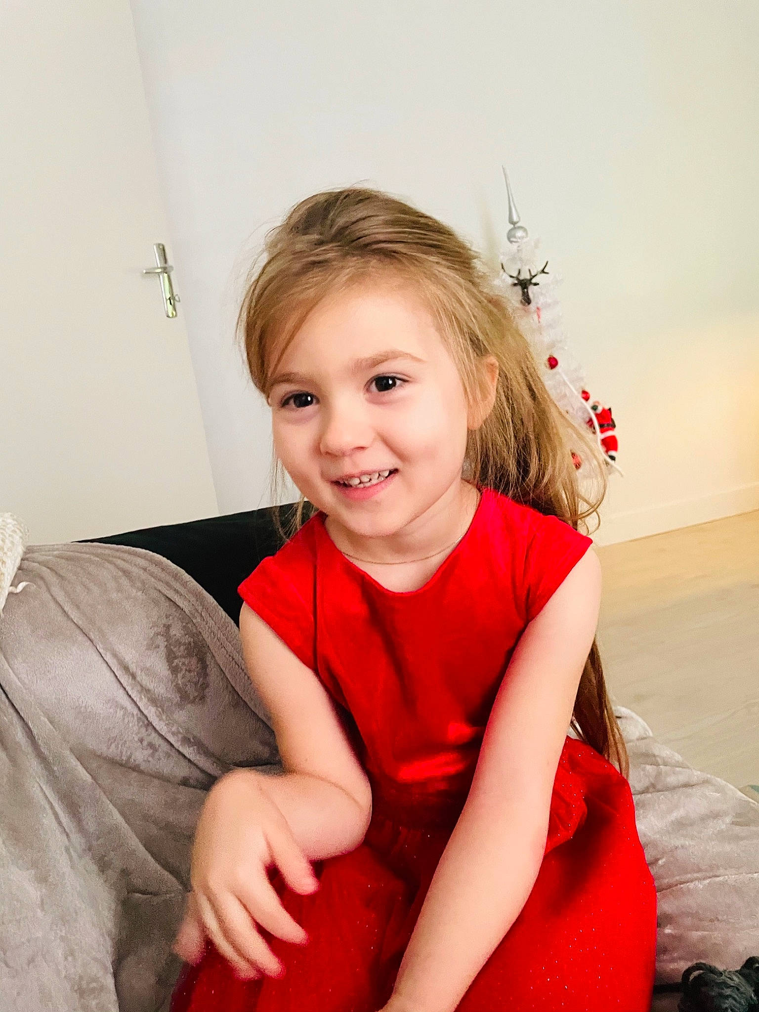 Annabelle a rejoint le concours — aidez-le/la à gagner de superbes lots ! blond, child_model, day_dress, dress, hair_accessory, hairstyle, happy, joy, laugh, one_piece_garment, person, portrait_photography, smile, toddler, velvet