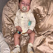 Maïlhow participe au concours pour gagner de l'argent avec cette photo : baby, beads, blanket, child, comfort, cozy, cute, face, hands, indoor, infant, legs, onesie, pacifier, plush, resting, sleeping, socks, soft, toy