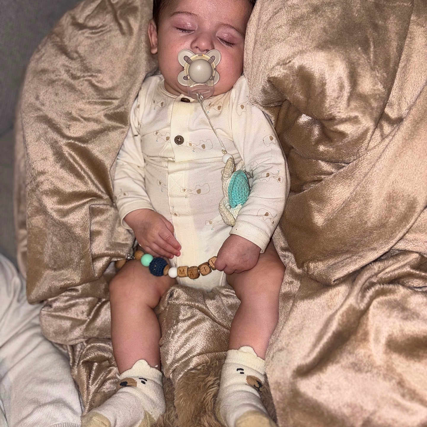 Maïlhow participe au concours pour gagner de l'argent avec cette photo : baby, beads, blanket, child, comfort, cozy, cute, face, hands, indoor, infant, legs, onesie, pacifier, plush, resting, sleeping, socks, soft, toy