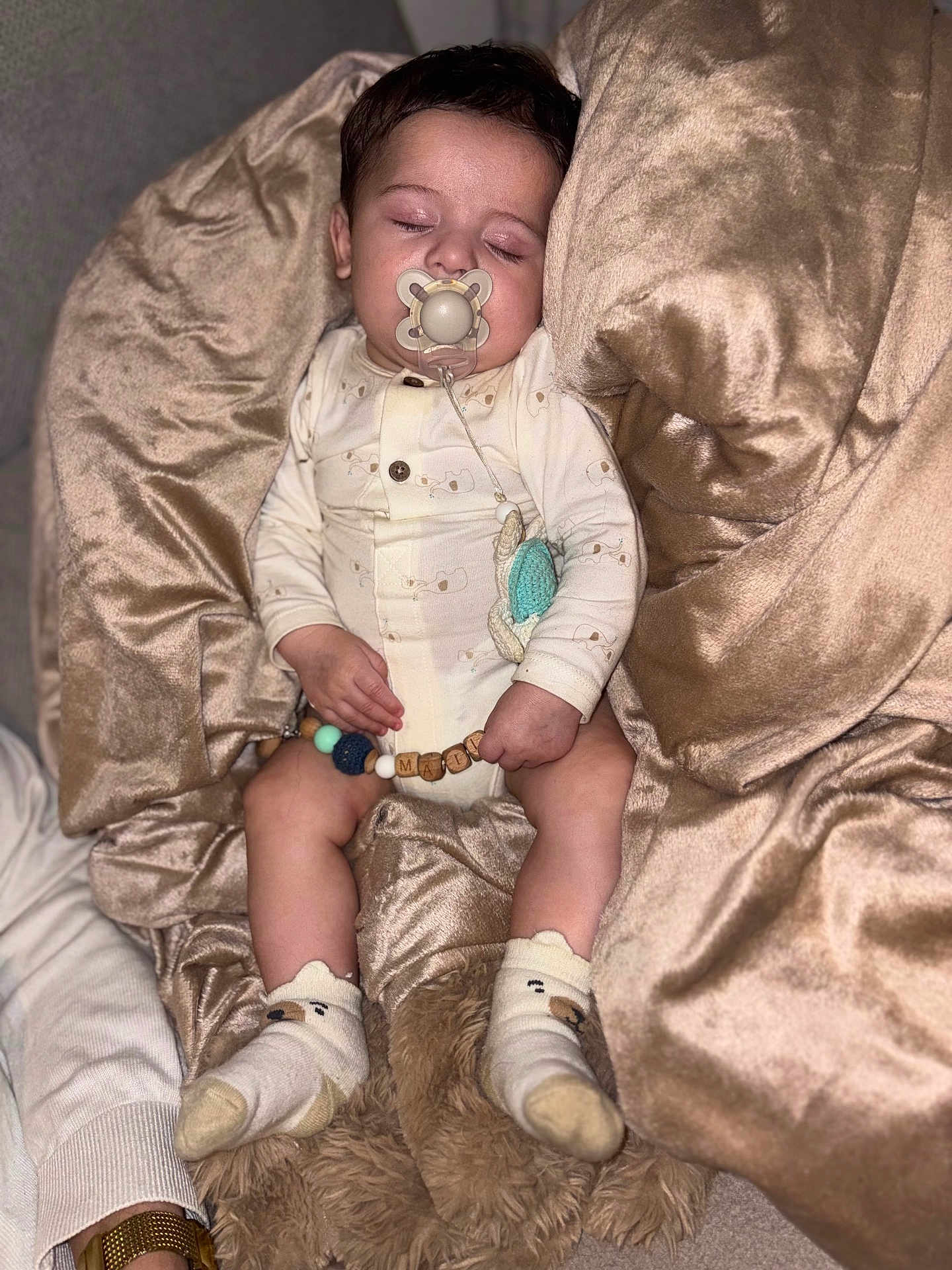 Maïlhow participe au concours pour gagner de l'argent avec cette photo : baby, beads, blanket, child, comfort, cozy, cute, face, hands, indoor, infant, legs, onesie, pacifier, plush, resting, sleeping, socks, soft, toy