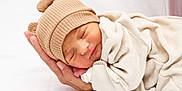 Maïlhow participe au concours pour gagner de l'argent avec cette photo : newborn, baby, sleeping, hat, knit_hat, beige, blanket, wrapped, hand, adult_hand, soft, cozy, peaceful, portrait, closeup, indoor, cute, infant, resting, toddler