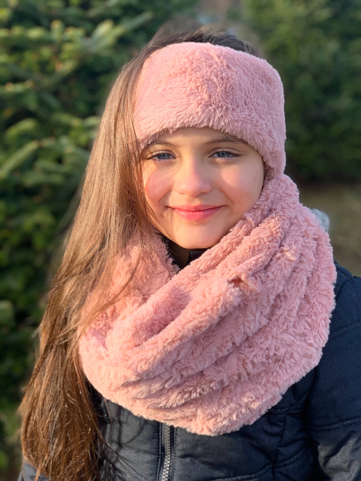 Jolie is registered to the contest to win money with this photo: brown_hair, clothing, fashion_accessory, fur, headgear, joy, knit_cap, knitting, lady, lip, neck, person, pink, scarf, shawl, textile, wool, woolen
