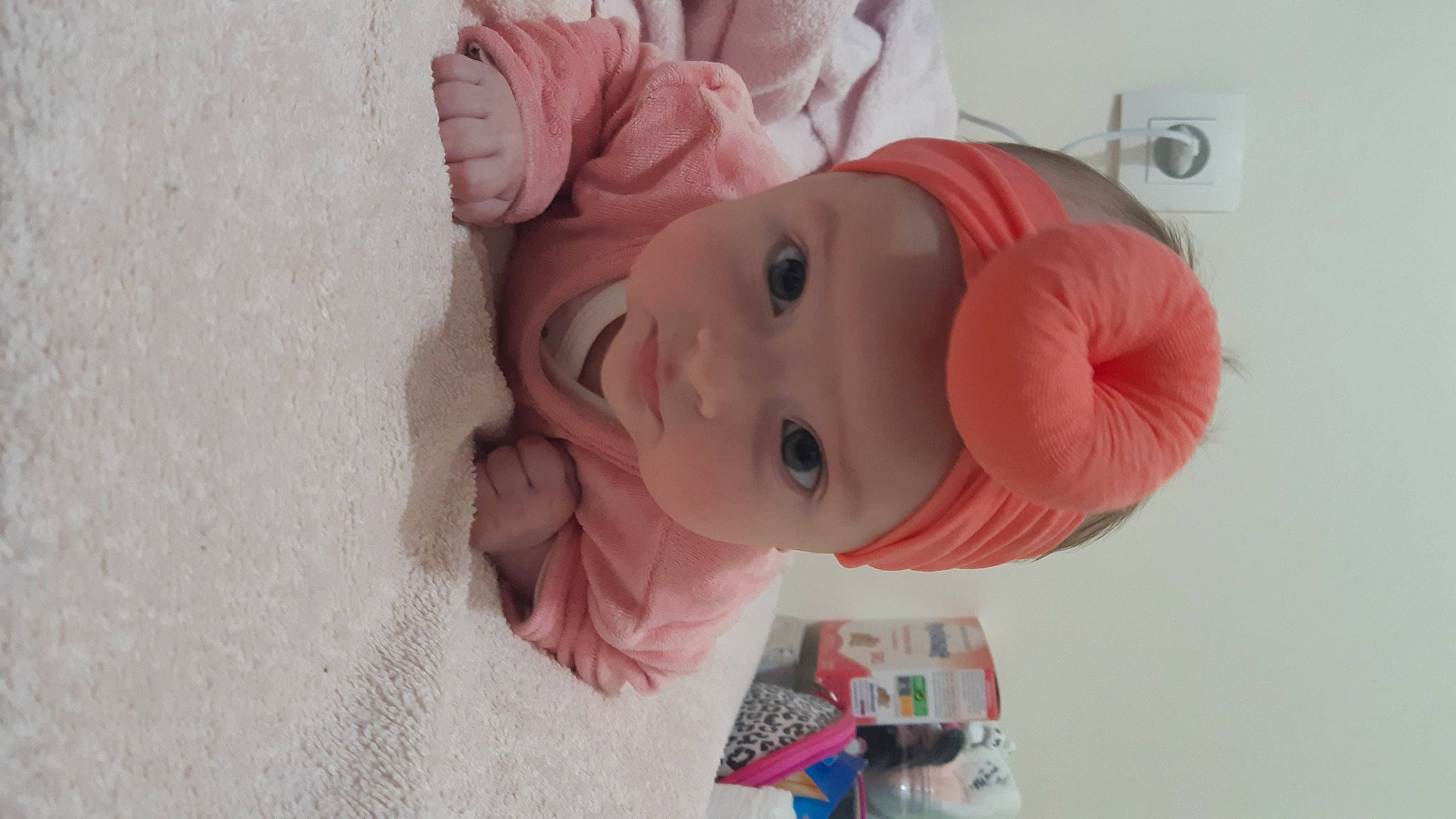 Sayana a rejoint le concours — aidez-le/la à gagner de superbes lots ! art, baby, baby_toddler_clothing, cheek, child, ear, eyelash, happy, headwear, linens, lip, magenta, mouth, nose, person, pink, room, skin, sleeve, smile