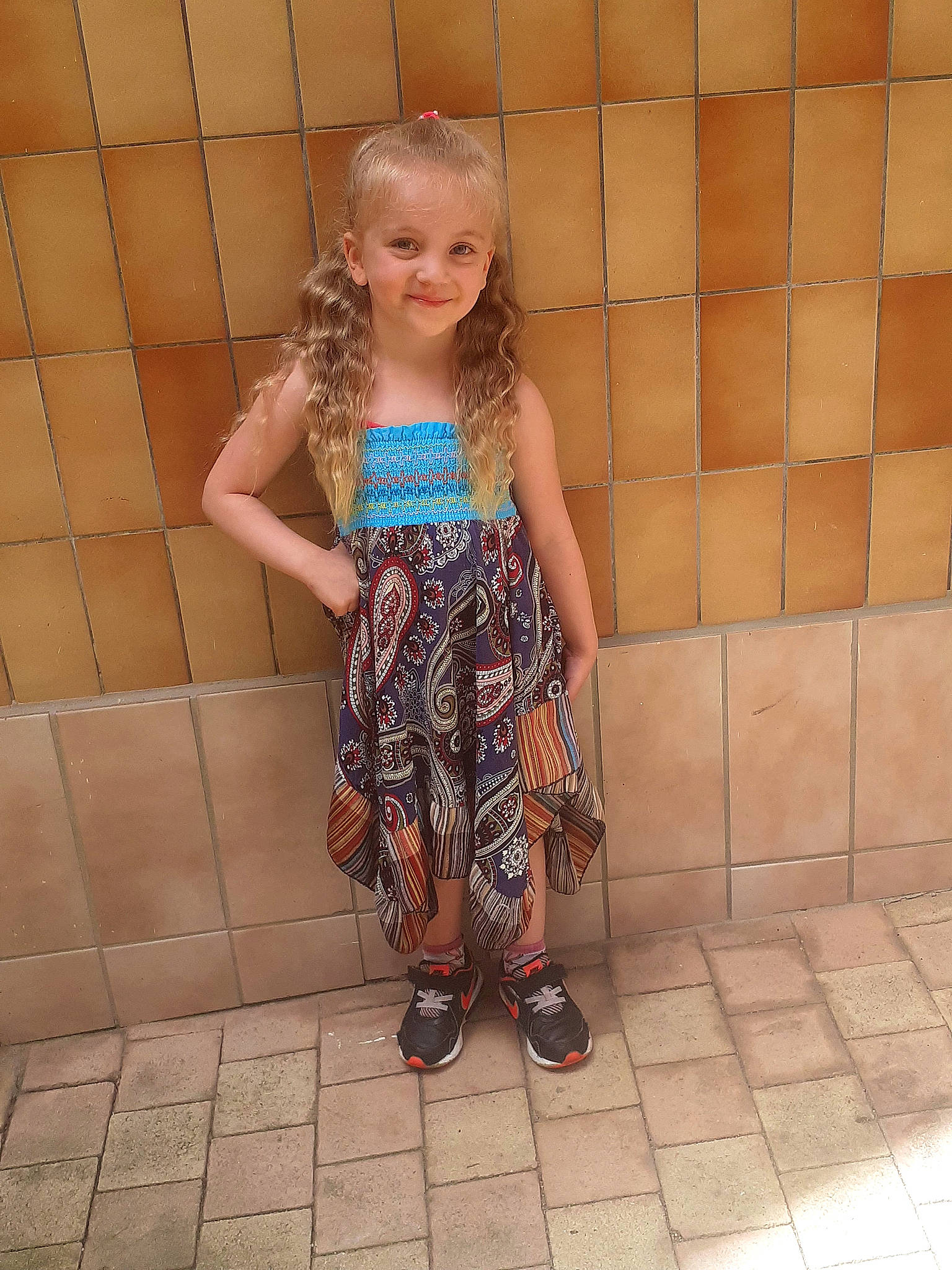 Alyxia a rejoint le concours — aidez-le/la à gagner de superbes lots ! arm, cool, floor, flooring, hair, happy, head, human_leg, joint, joy, knee, long_hair, neck, person, shoulder, sleeve, smile, street_fashion, thigh, toddler