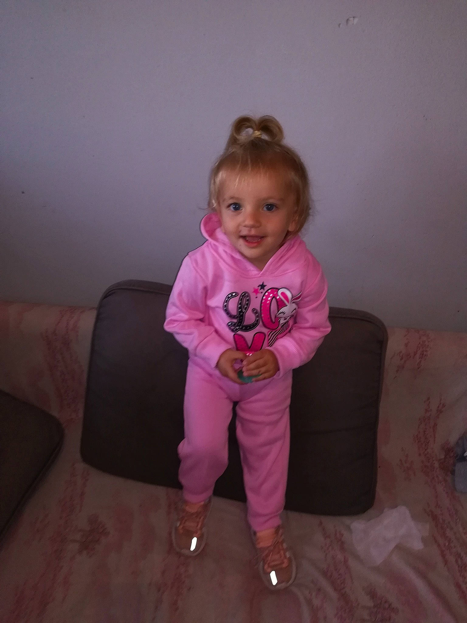 Alyxia a rejoint le concours — aidez-le/la à gagner de superbes lots ! cheek, child, fun, joy, person, pink, sitting, standing, toddler