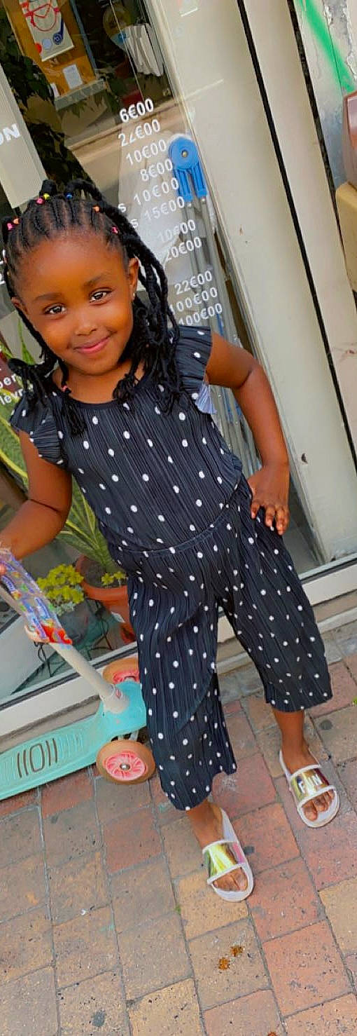 Elisa a rejoint le concours — aidez-le/la à gagner de superbes lots ! black_hair, cool, denim, fashion, fashion_design, flooring, fun, happy, human_leg, joint, joy, knee, pattern, person, plaid, shoe, sleeve, smile, sportswear, t_shirt