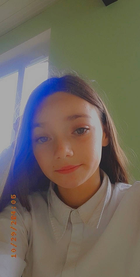 Lindsay participe au concours pour gagner de l'argent avec cette photo : brown_hair, cheek, chin, cool, electric_blue, eyebrow, eyelash, fashion_accessory, flash_photography, forehead, happy, iris, jaw, layered_hair, lip, long_hair, neck, nose, person, skin