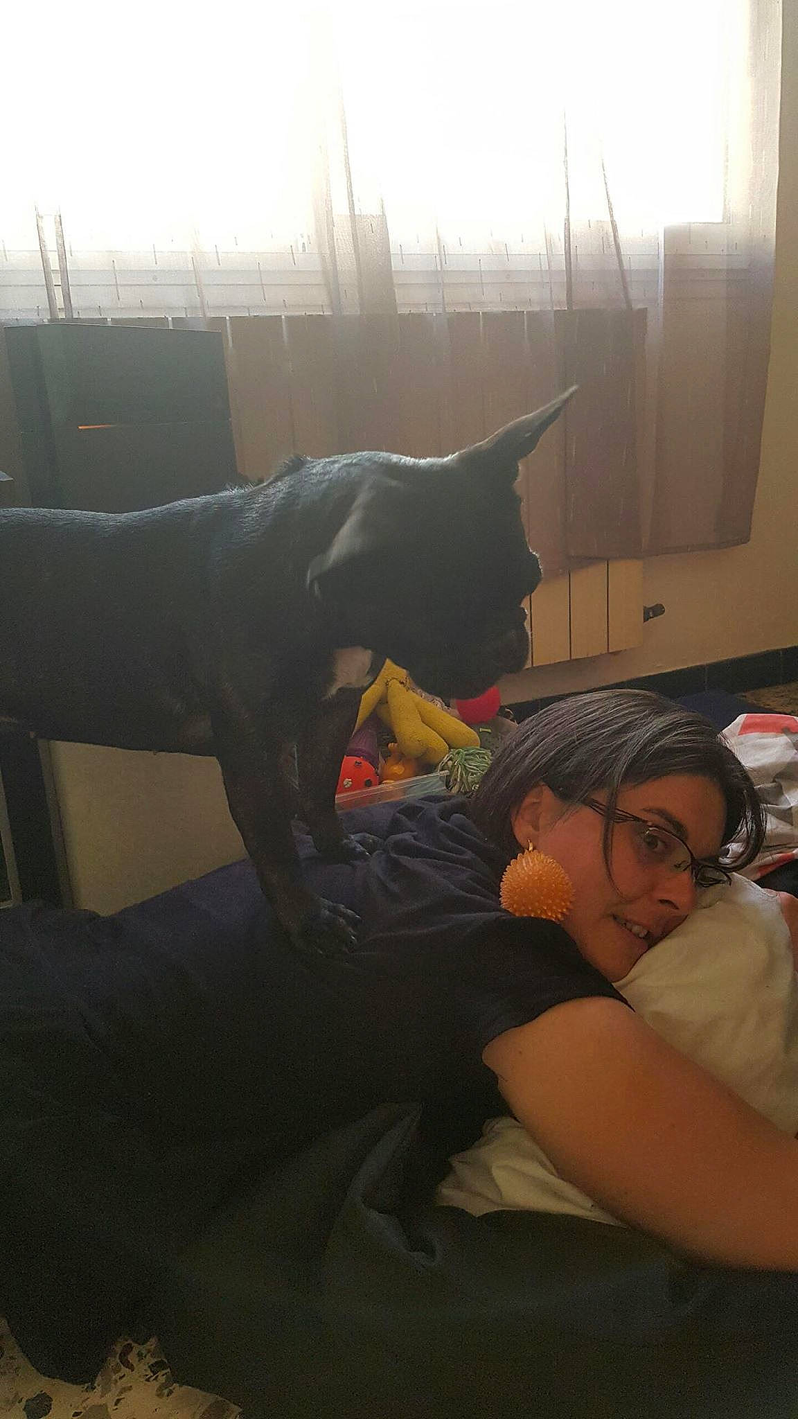 Joy participe au concours pour gagner de l'argent avec cette photo : arm, black_hair, fun, girl, leg, mammal, person