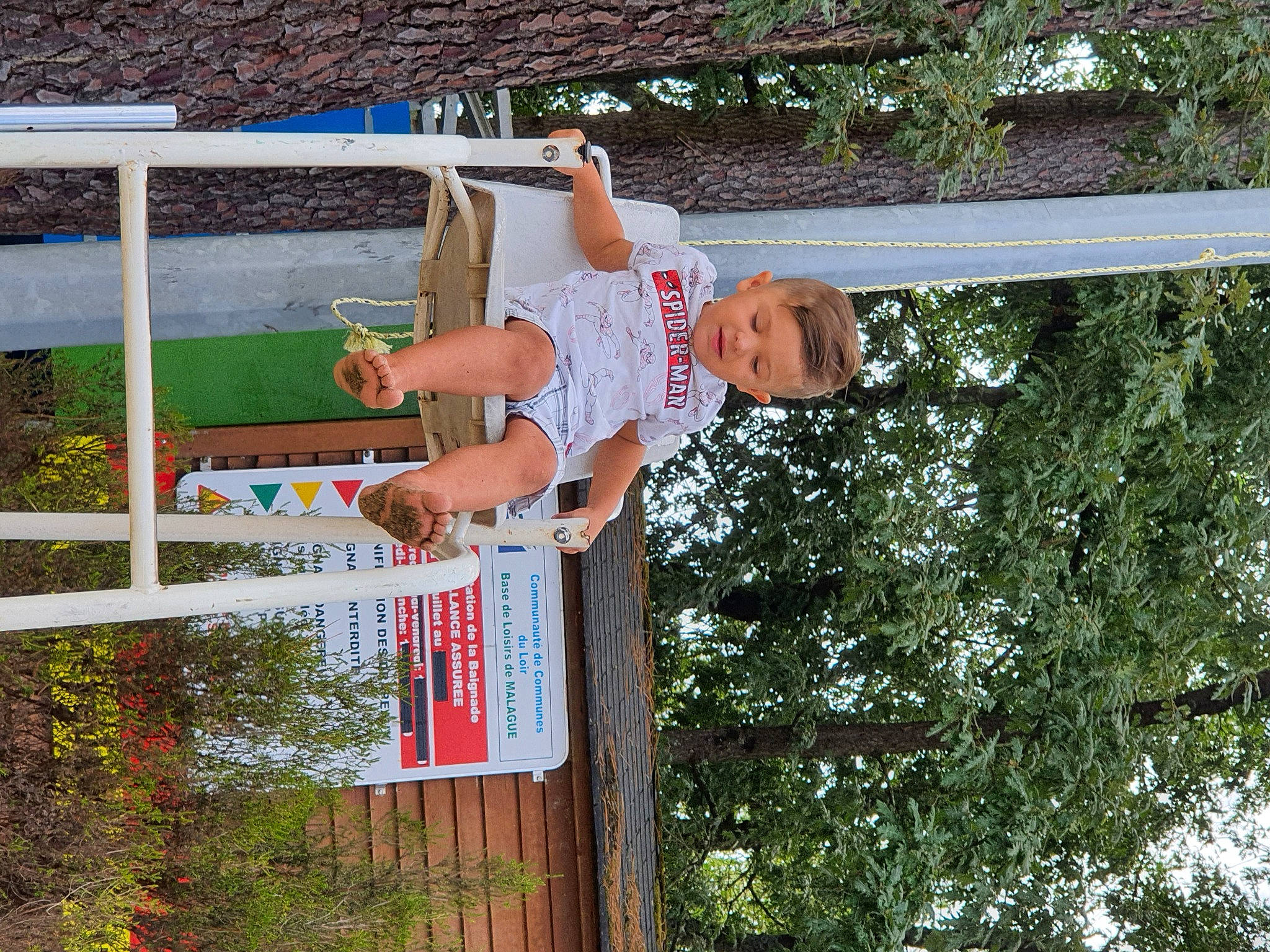 Noah a rejoint le concours — aidez-le/la à gagner de superbes lots ! elbow, fun, grass, happy, leisure, people_in_nature, person, plant, pole, smile, t_shirt, toddler, tree, vacation, wood