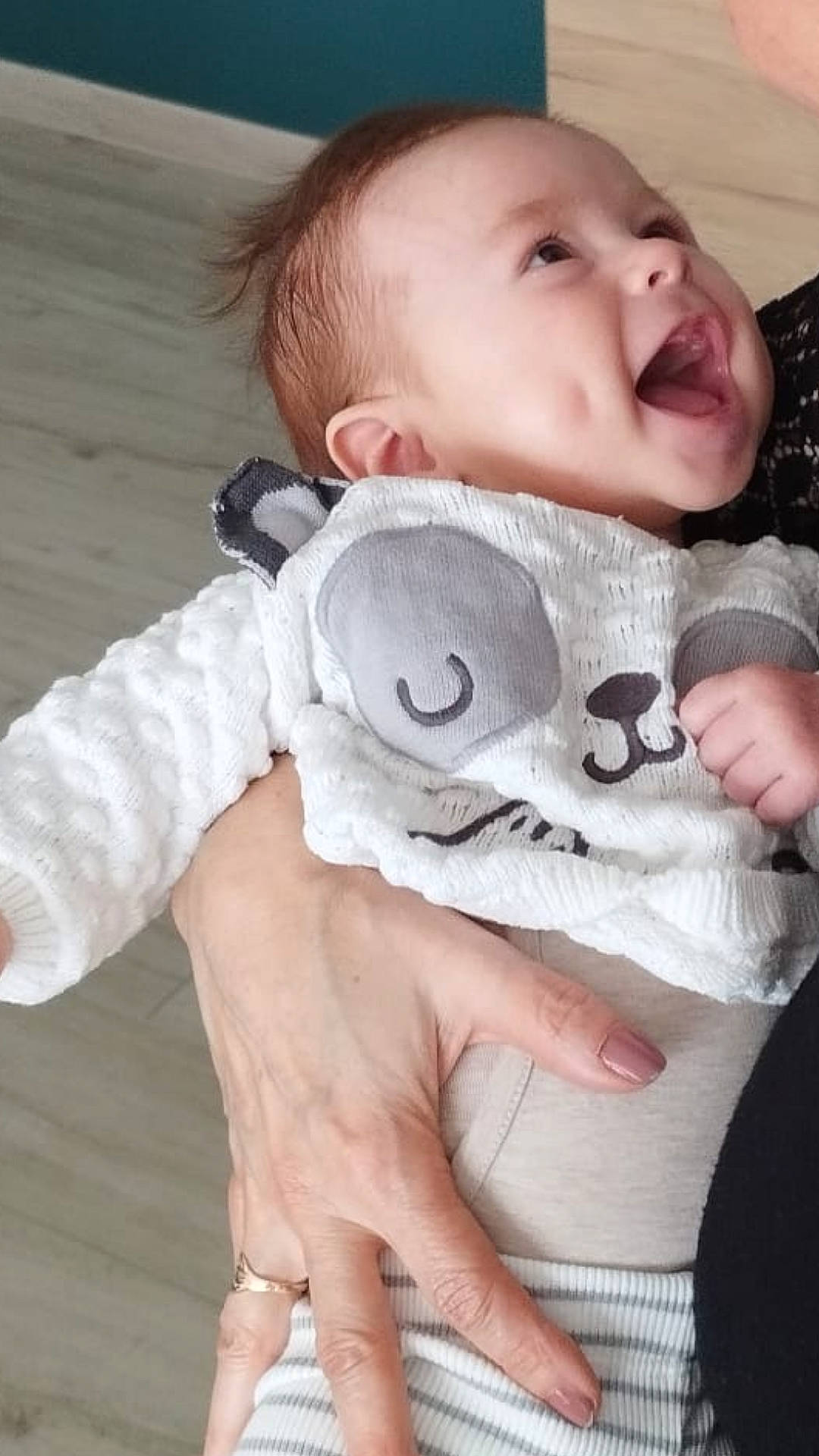 Paolo a rejoint le concours — aidez-le/la à gagner de superbes lots ! baby, baby_sleeping, baby_toddler_clothing, cheek, child, chin, comfort, eye, facial_expression, finger, gesture, hand, head, linens, mouth, person, skin, sleeve, smile, thumb