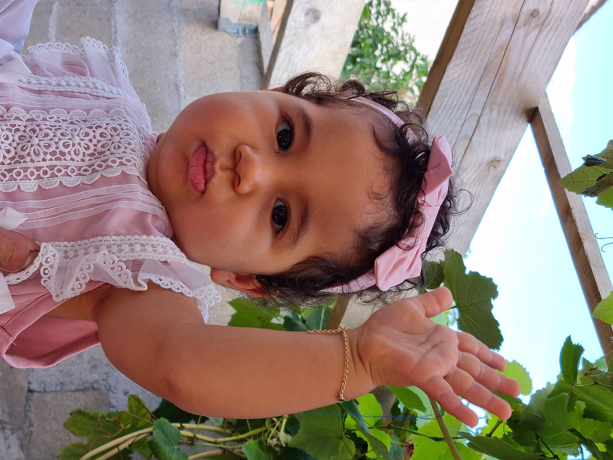 Hana participe au concours pour gagner de l'argent avec cette photo : botany, dress, eye, face, facial_expression, grass, green, happy, head, human_body, iris, leaf, lip, mouth, nose, people_in_nature, person, plant, skin, toddler