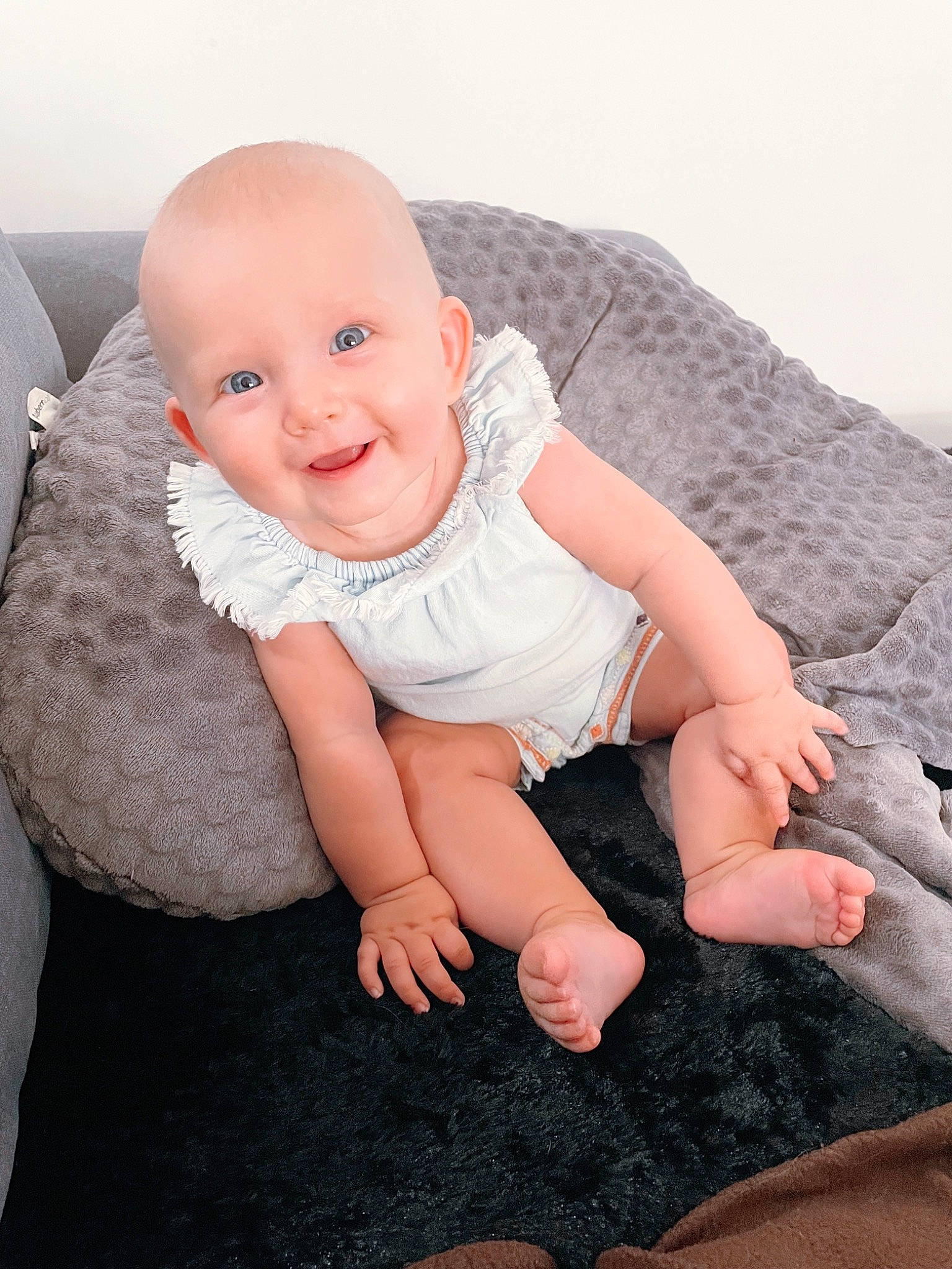 Lilou a rejoint le concours — aidez-le/la à gagner de superbes lots ! baby, baby_toddler_clothing, cheek, comfort, eye, finger, flash_photography, flooring, foot, grass, happy, head, human, human_body, joy, leg, mammal, person, skin, sleeve