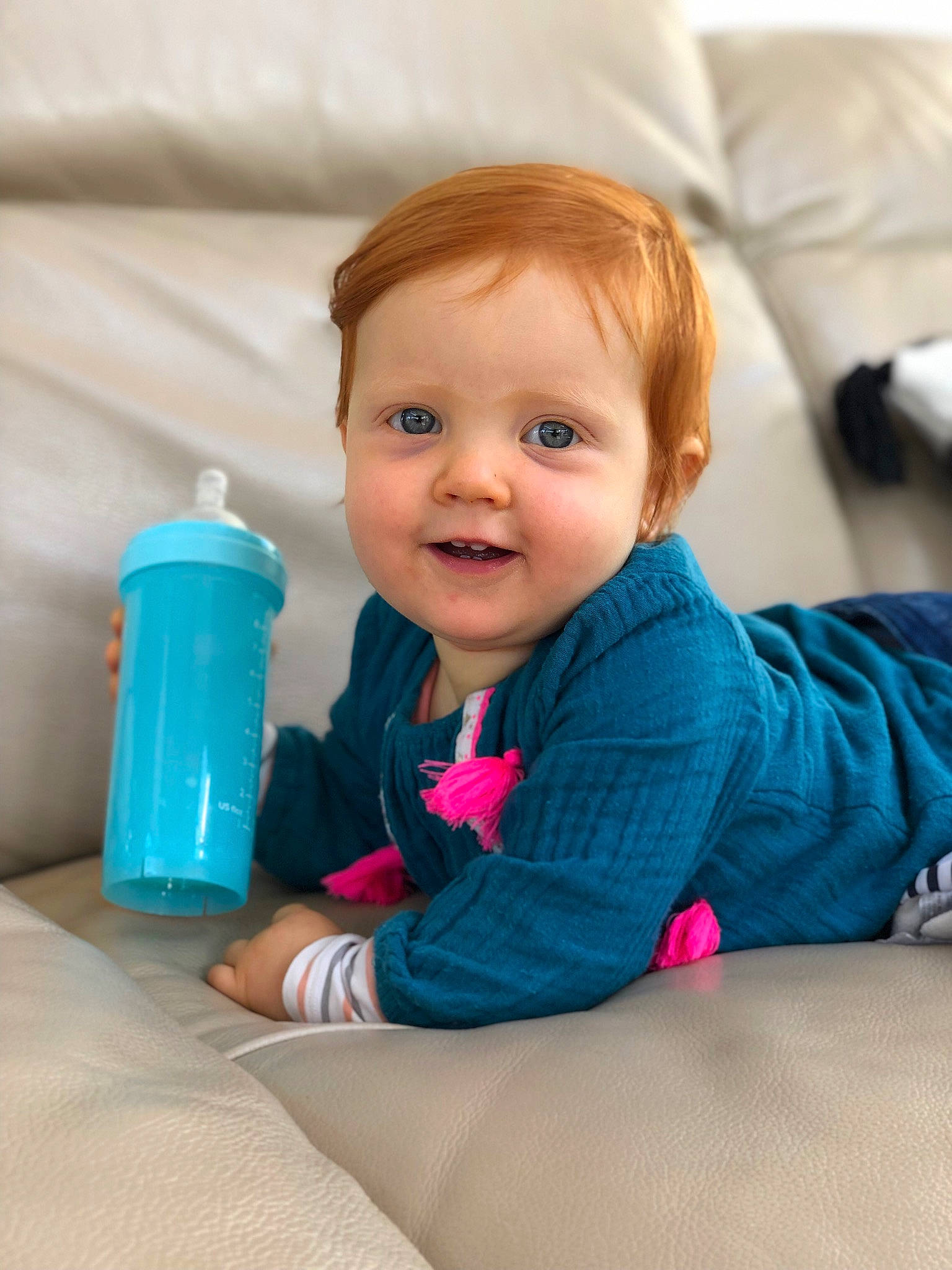Chloé a rejoint le concours — aidez-le/la à gagner de superbes lots ! baby, baby_toddler_clothing, child, comfort, drinkware, electric_blue, facial_expression, finger, fun, hair, hairstyle, happy, joint, joy, leisure, person, plastic_bottle, skin, sleeve, smile