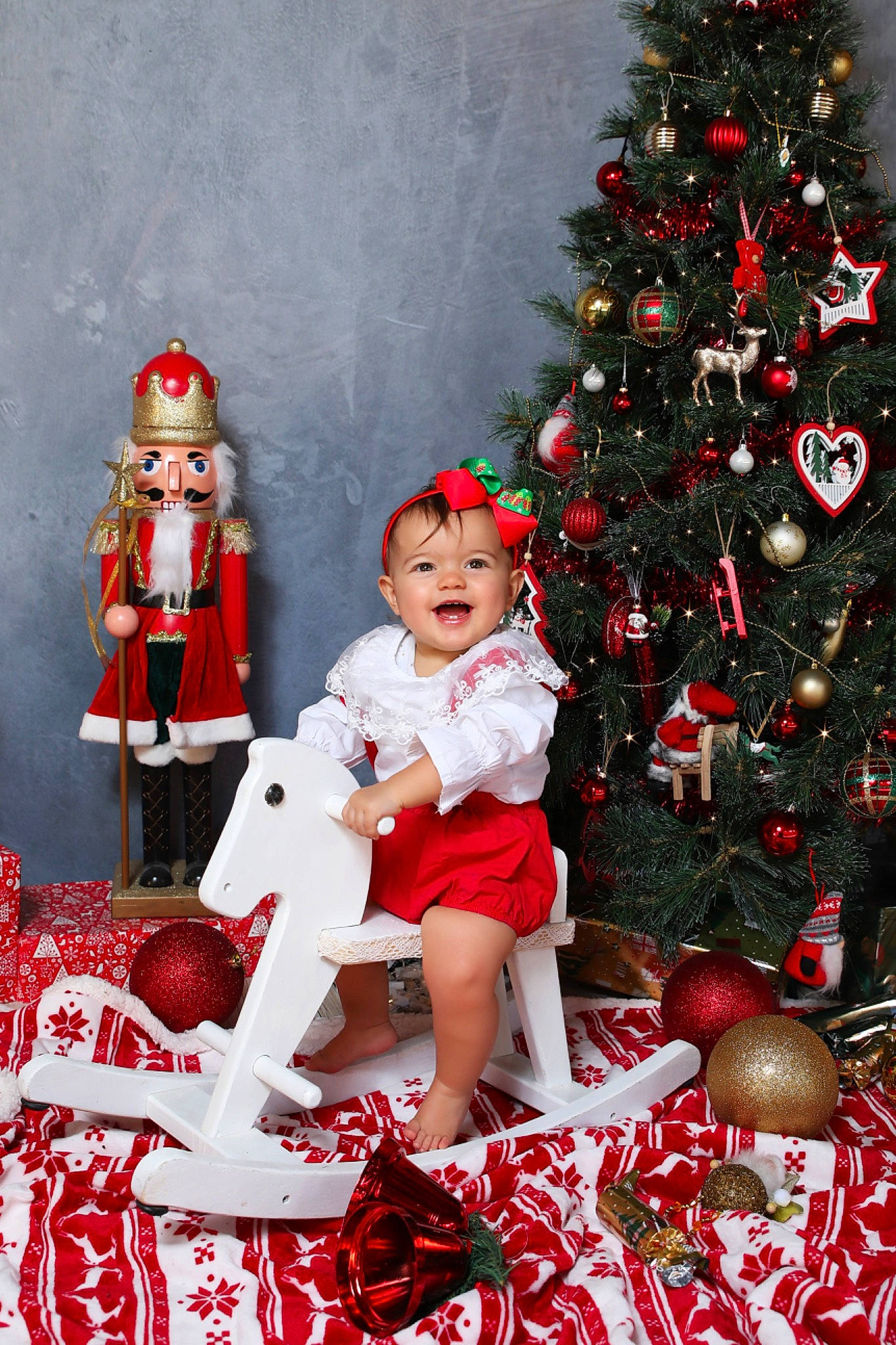 Lounna a rejoint le concours — aidez-le/la à gagner de superbes lots ! christmas, christmas_decoration, christmas_ornament, christmas_tree, event, happy, hat, holiday, holiday_ornament, human_body, ornament, person, plant, red, santa_claus, standing, tradition, tree, white, window