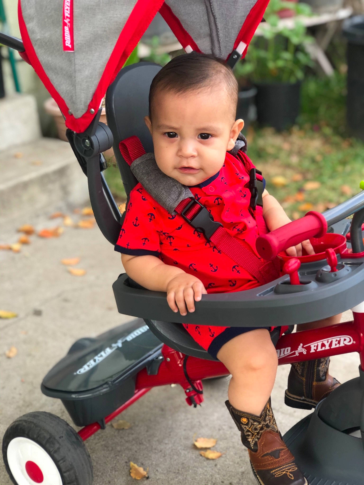 Eduardo Jiménez is registered to the contest to win money with this photo: baby_carriage, baby_products, child, person, product, red, riding_toy, toddler, tricycle, vehicle