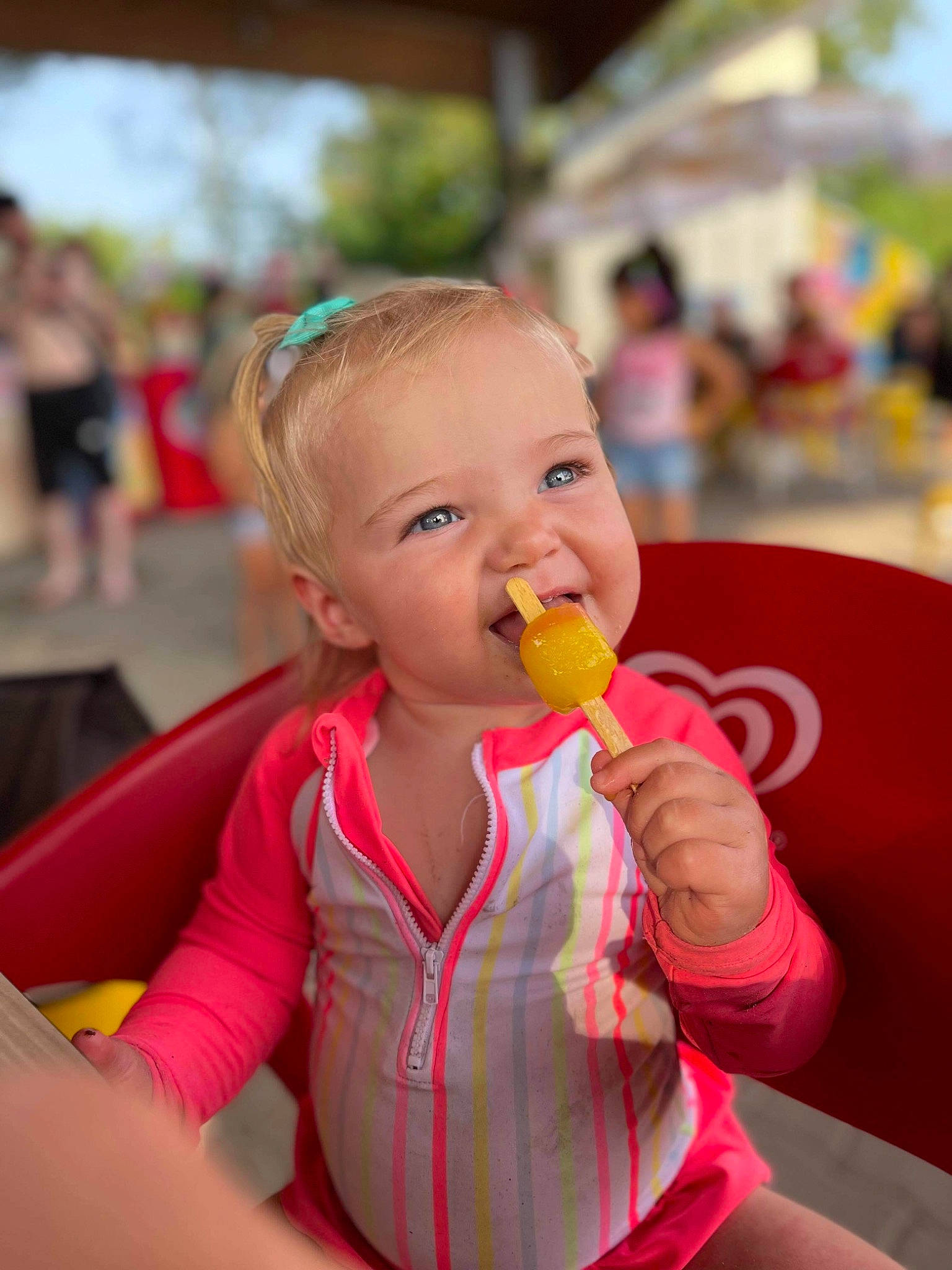 Julia participe au concours pour gagner de l'argent avec cette photo : baby, biting, child, eating, event, fast_food, food, food_craving, fun, happy, junk_food, leisure, lip, party, person, pink, play, recreation, sweetness, toddler