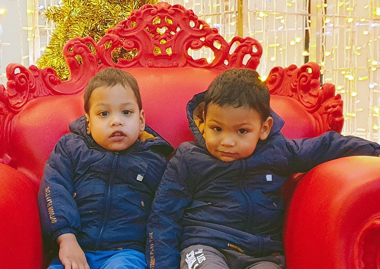 Nelson Et Wilson a rejoint le concours — aidez-le/la à gagner de superbes lots ! baby_toddler_clothing, beauty, child, comfort, event, face, fun, happy, human_body, interaction, lap, leisure, person, photograph, plant, play, recreation, sitting, snapshot, toddler