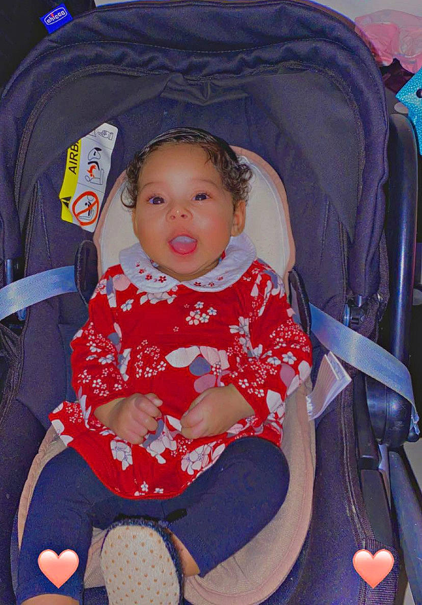 Safiya a rejoint le concours — aidez-le/la à gagner de superbes lots ! baby, baby_carriage, baby_products, baby_toddler_clothing, blue, car_seat, chair, cheek, child, comfort, electric_blue, face, fun, head, lap, magenta, person, product, sitting, smile