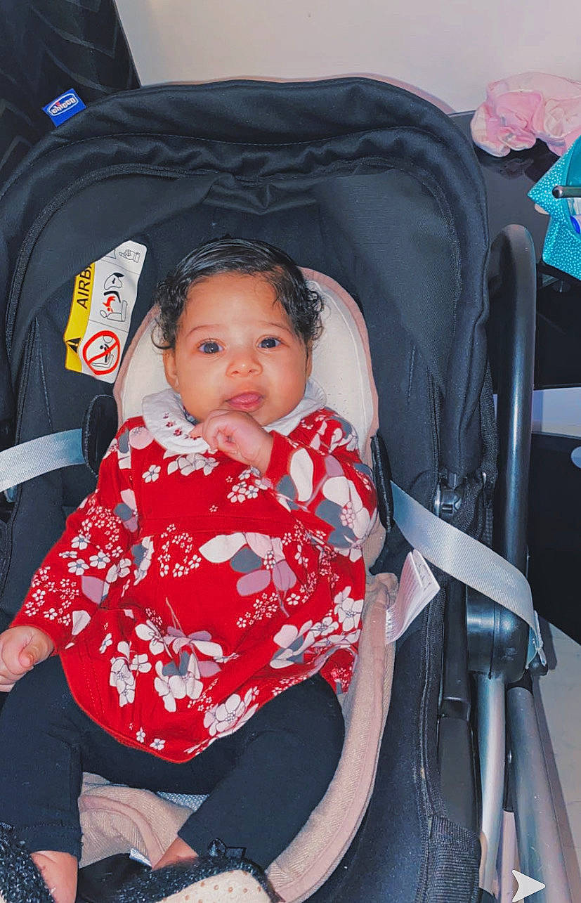 Safiya participe au concours pour gagner de l'argent avec cette photo : auto_part, baby, baby_carriage, baby_products, baby_toddler_clothing, car_seat, chair, cheek, child, comfort, fun, human_leg, lap, pattern, person, room, sitting, thigh, toddler