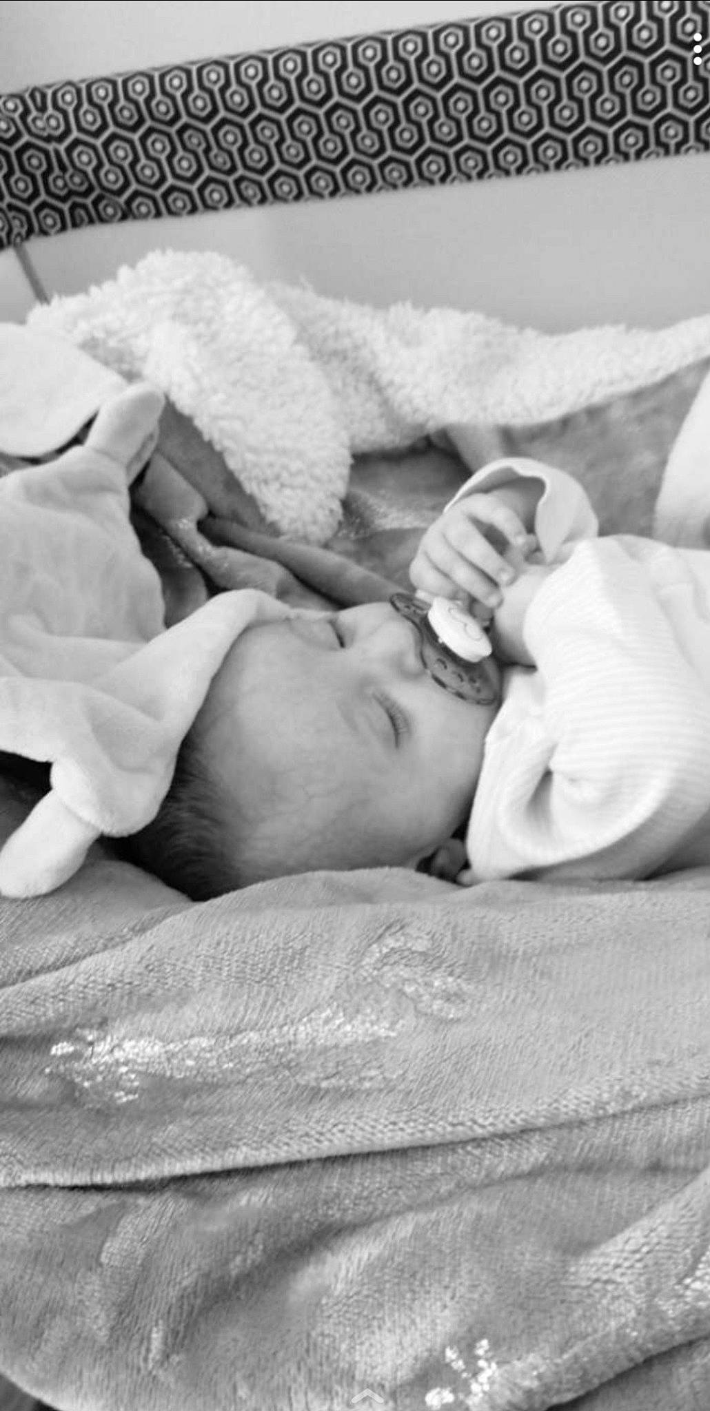 Nëlya a rejoint le concours — aidez-le/la à gagner de superbes lots ! bed, bed_sheet, bedding, bedtime, child, comfort, fur, gesture, grey, happy, linens, monochrome, monochrome_photography, nap, person, portrait_photography, room, sitting, sleep, stock_photography