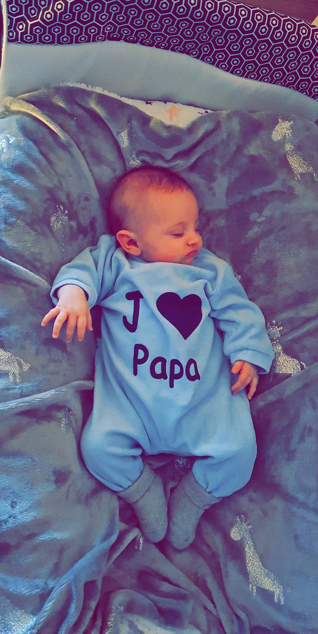 Nëlya participe au concours pour gagner de l'argent avec cette photo : azure, baby, baby_toddler_clothing, cheek, comfort, cool, eye, happy, head, human_body, iris, mouth, nose, person, pink, product, purple, skin, sleeve, t_shirt