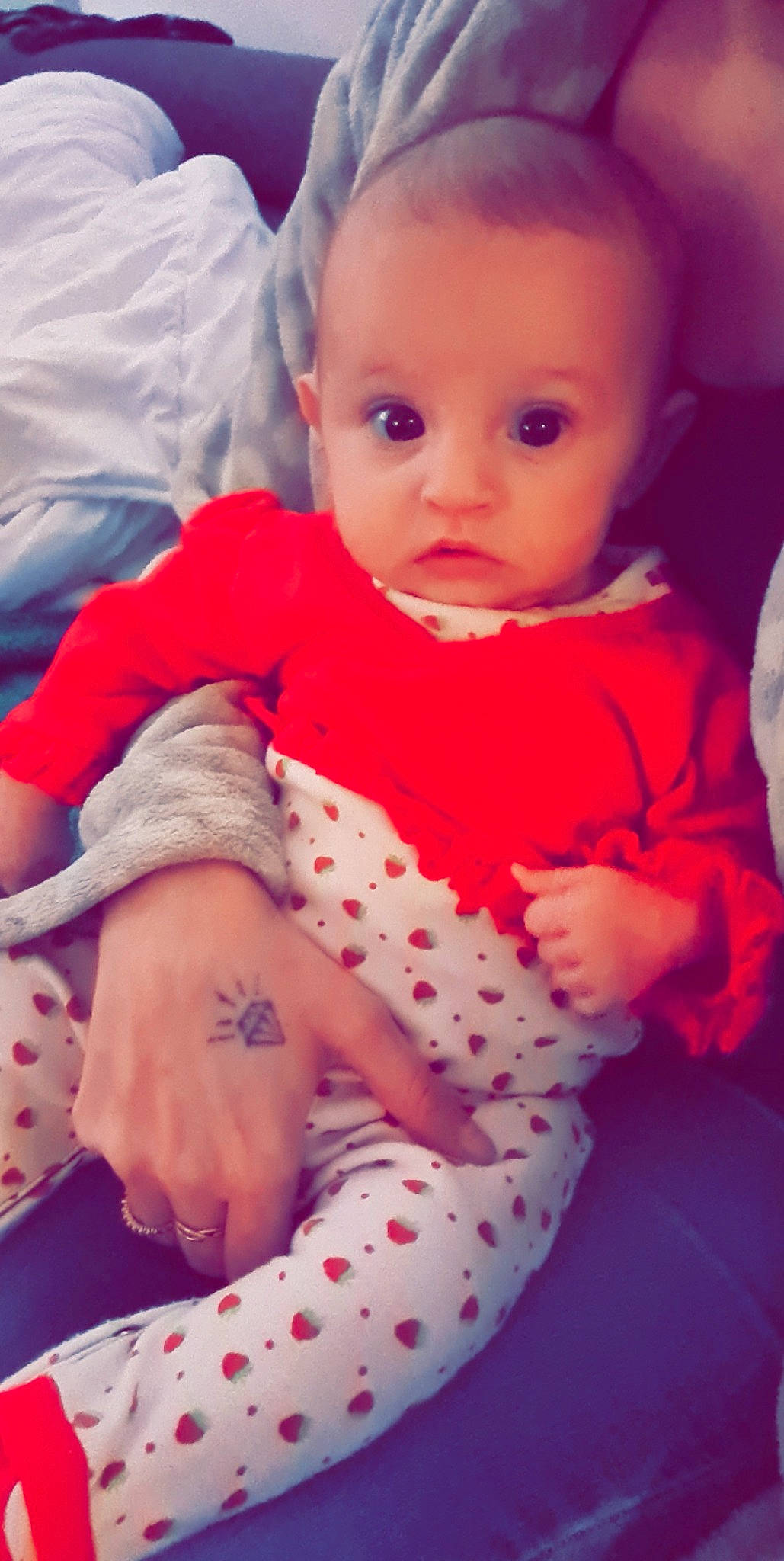 Nëlya participe au concours pour gagner de l'argent avec cette photo : baby, baby_toddler_clothing, cheek, comfort, eye, finger, head, human_body, iris, lip, mouth, neck, nose, person, pink, skin, sleeve, stomach, textile, thigh