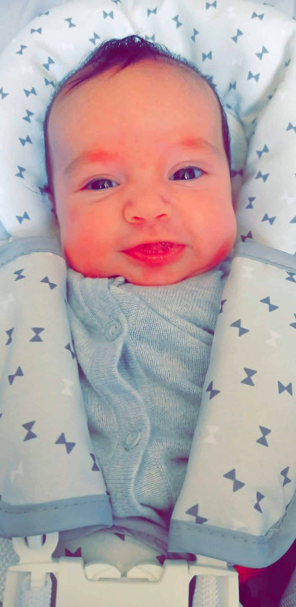 Manéa a rejoint le concours — aidez-le/la à gagner de superbes lots ! baby, baby_products, baby_safety, baby_toddler_clothing, child, collar, comfort, dress, dress_shirt, happy, linens, pattern, person, skin, sleeve, smile, t_shirt, textile, tie, toddler